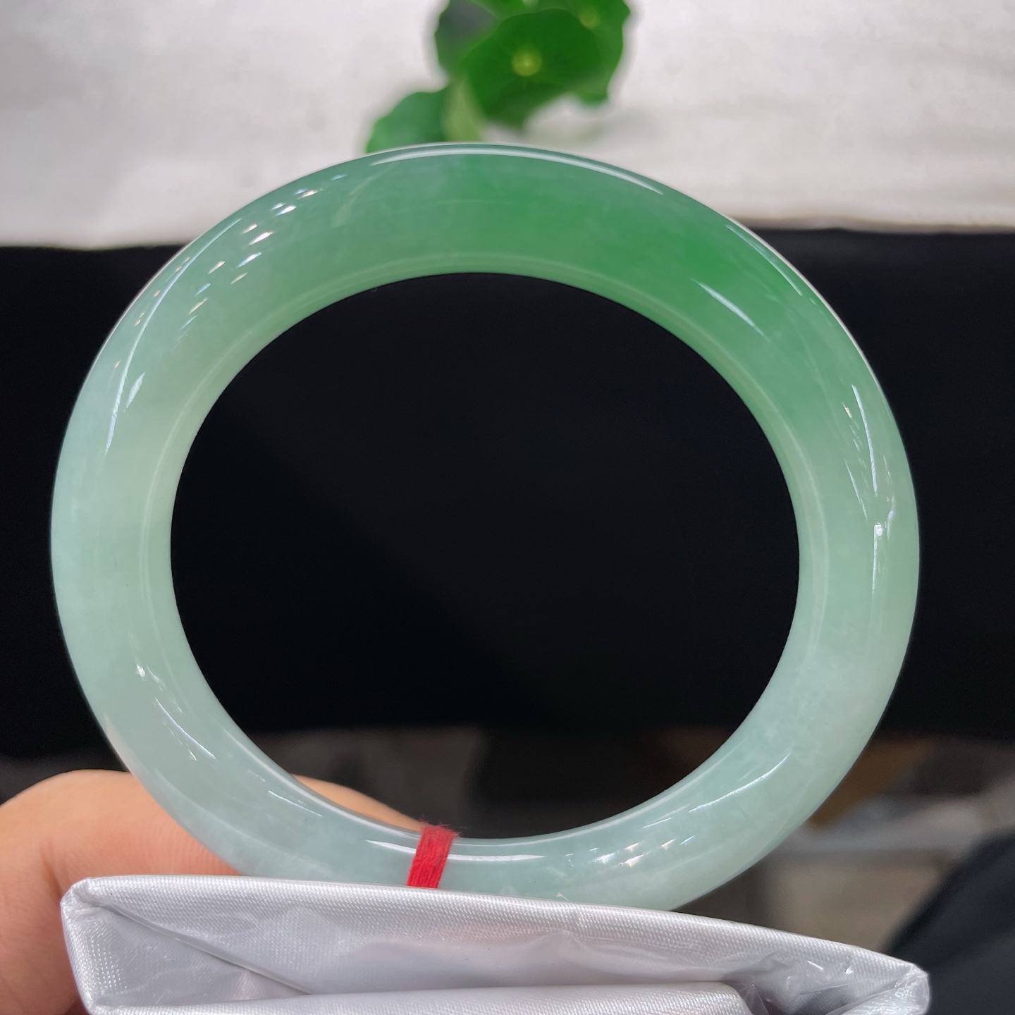 圈口57/10，果绿圆条，正圈58/59可戴，仿若春山含翠，质地温润澄澈。一抹鲜绿悠然流淌。无裂。