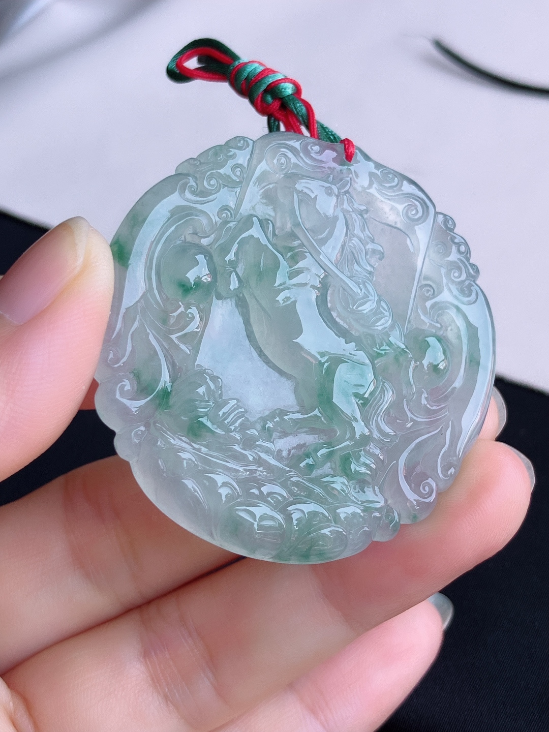 冰飘花生肖马牌，晶莹剔透，花色清爽，尺寸50.5/48.5/6.5/自然光实拍