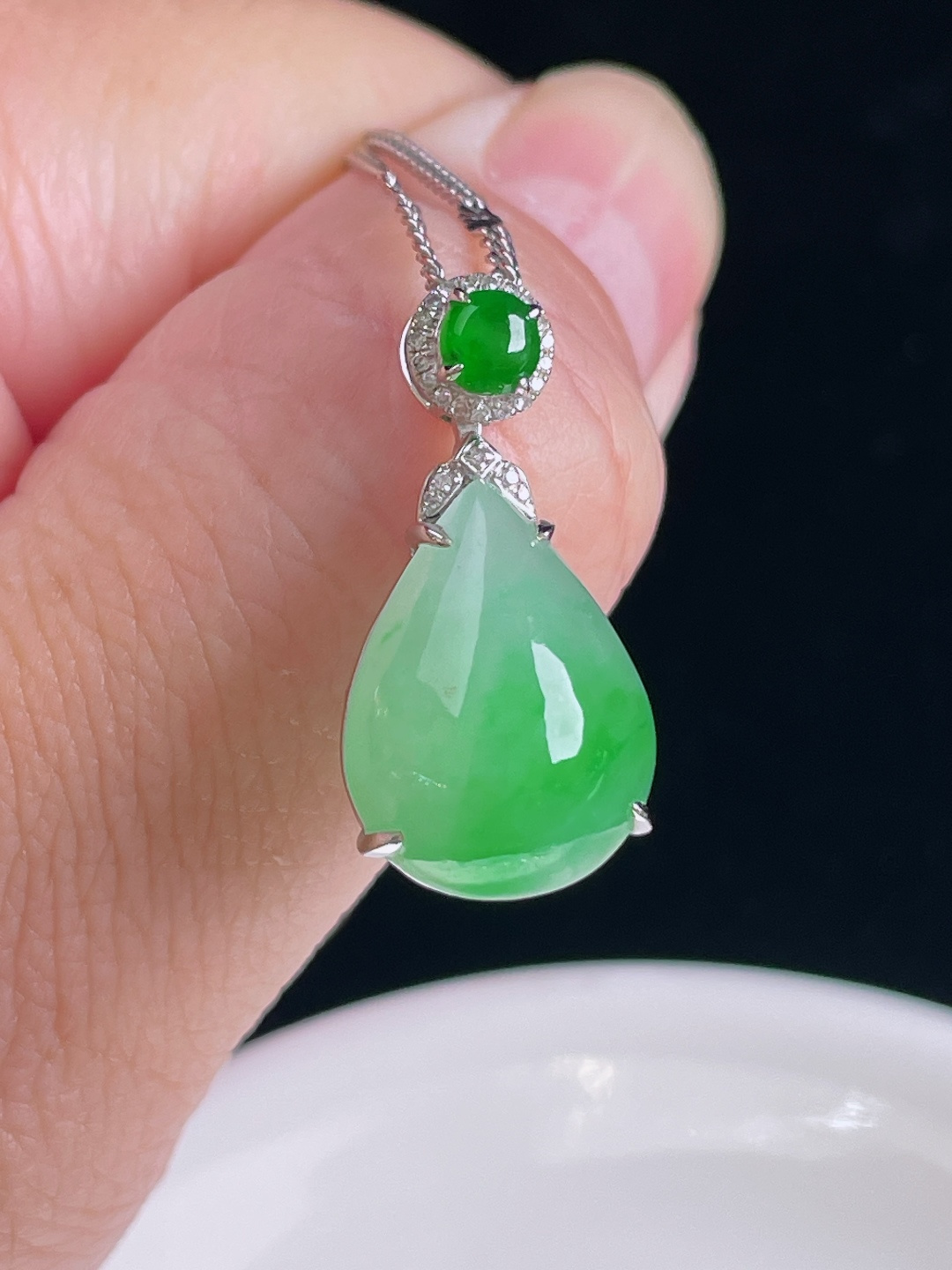 阳绿水滴，18k镶嵌，老种起光，细底通透，尺寸：24.4/12.7/8.3mm0829