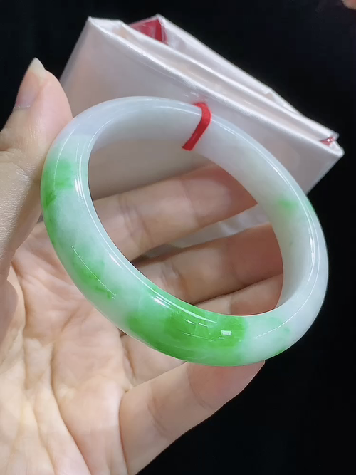 辣绿色正圈手镯，色泽艳丽，浓郁，尺寸56/11.8/8，B135-827