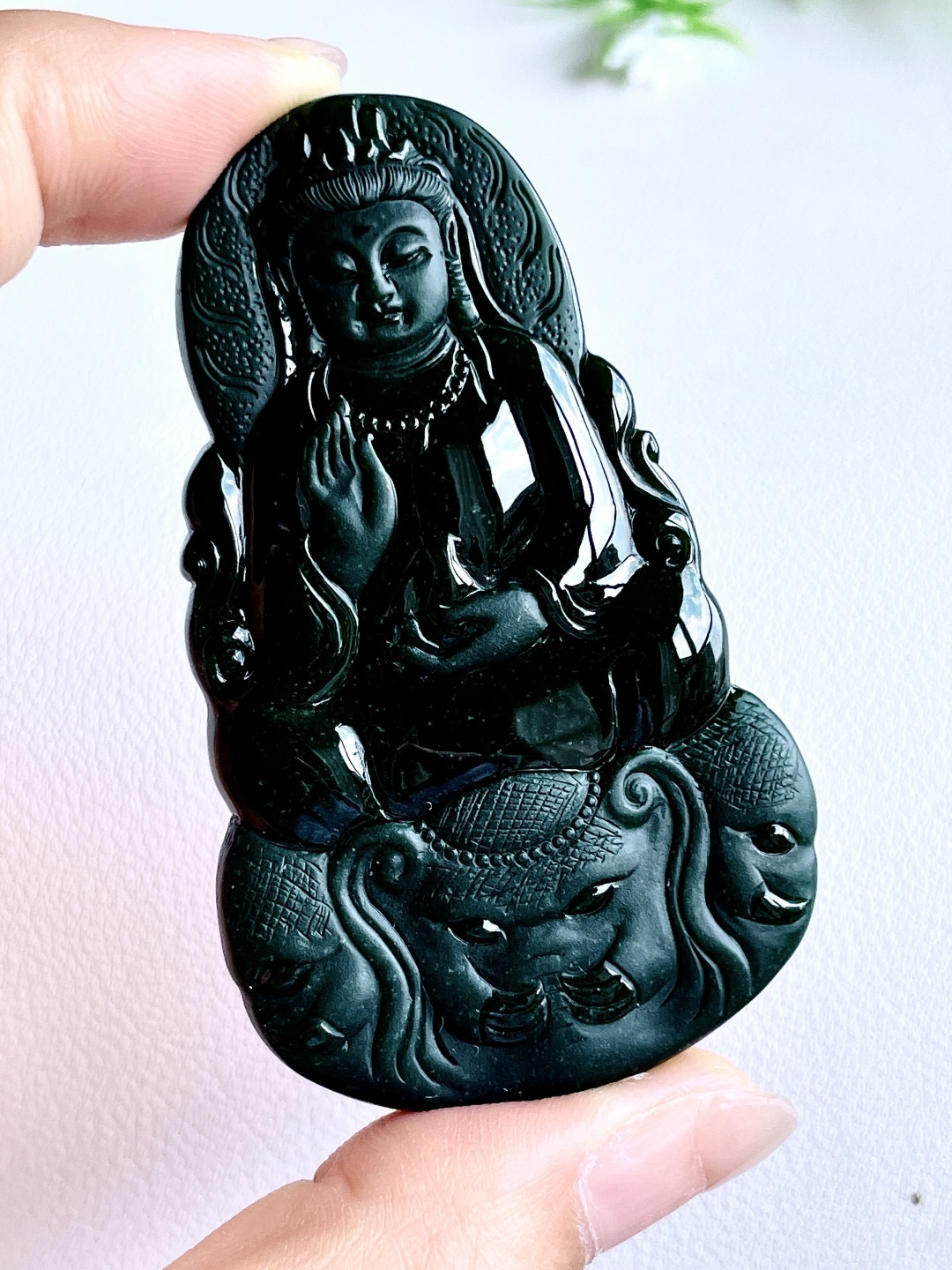 墨翠普贤菩萨牌吊坠, 性比高