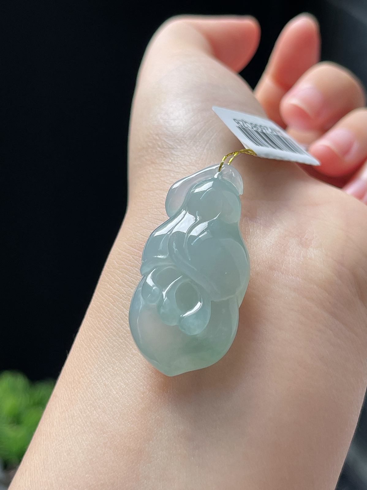 翡翠冰糯种淡绿色吊坠