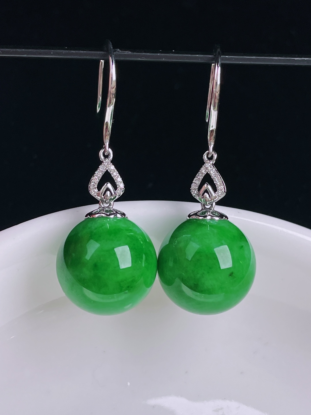 辣绿圆珠耳坠，18k镶嵌，老种起光，细底通透，尺寸：裸石13.3mm0829