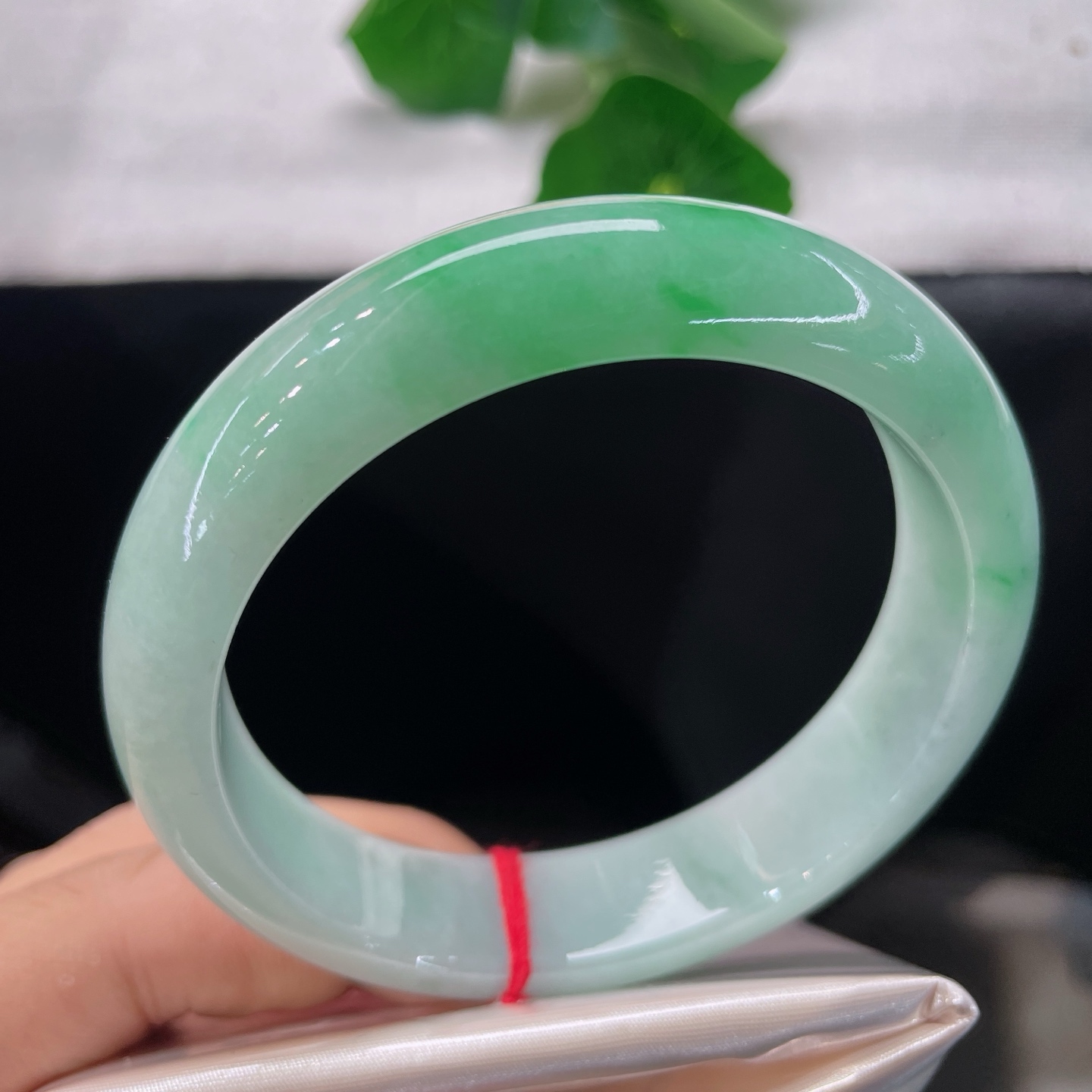 翡翠手镯 圈口59.7/14/8.7，正圈飘绿，59/60可戴，阳绿翠色如春日新柳，无裂