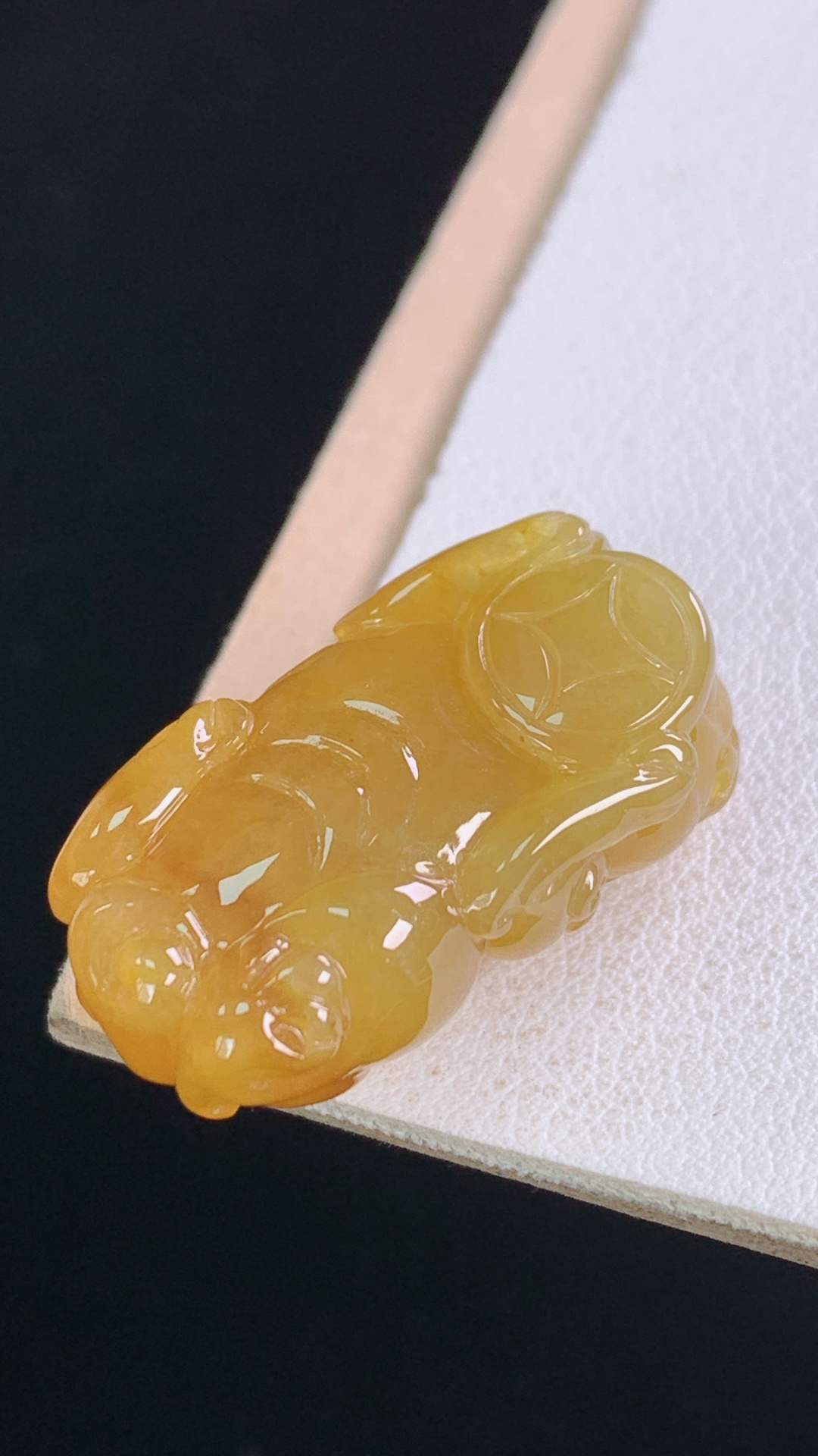 黄翡貔貅，天然黄翡，种老起胶，霸气，无裂，尺寸:28.2-15.5-11.4mm