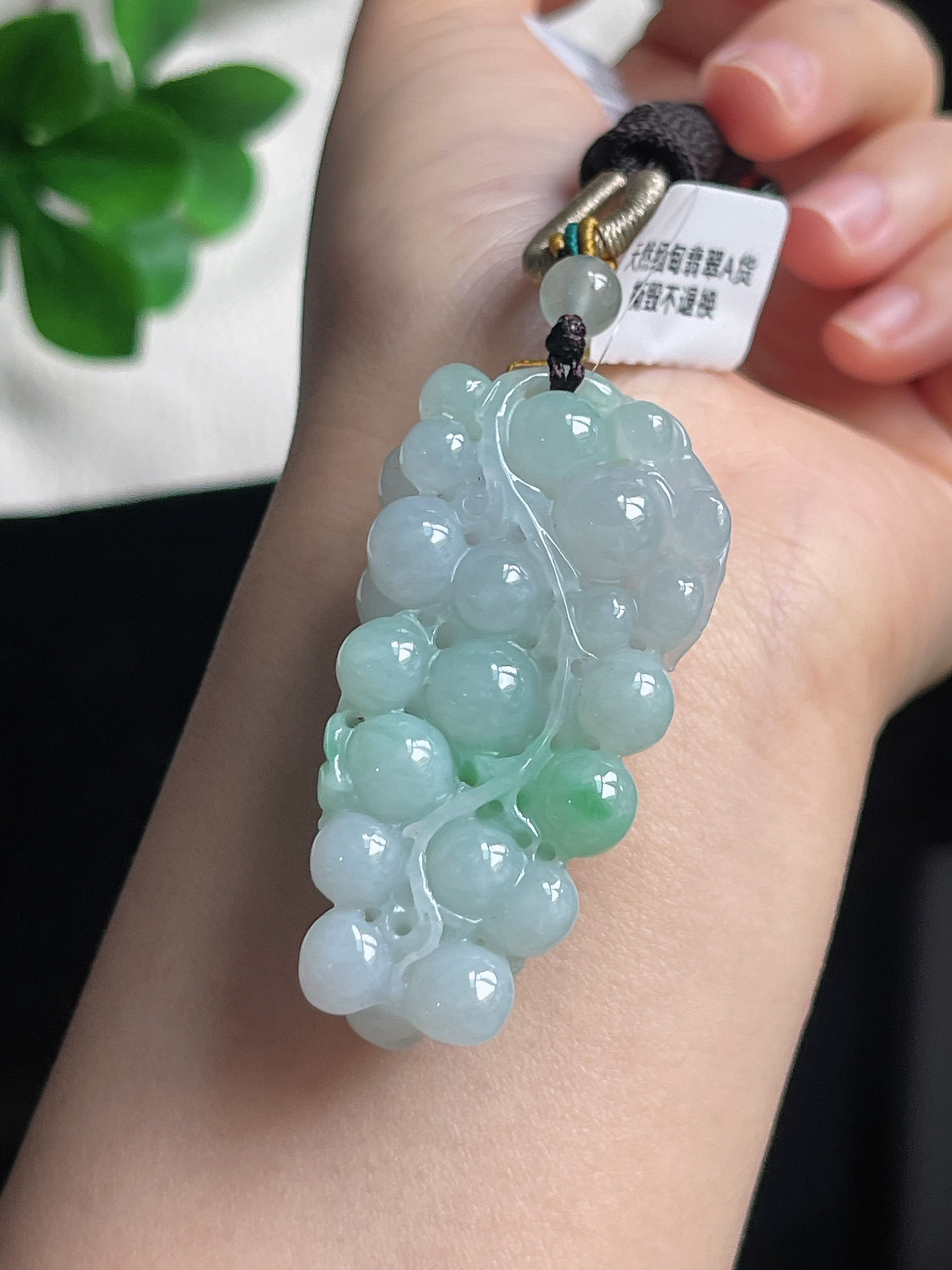 翡翠糯化种飘绿葡萄挂件
