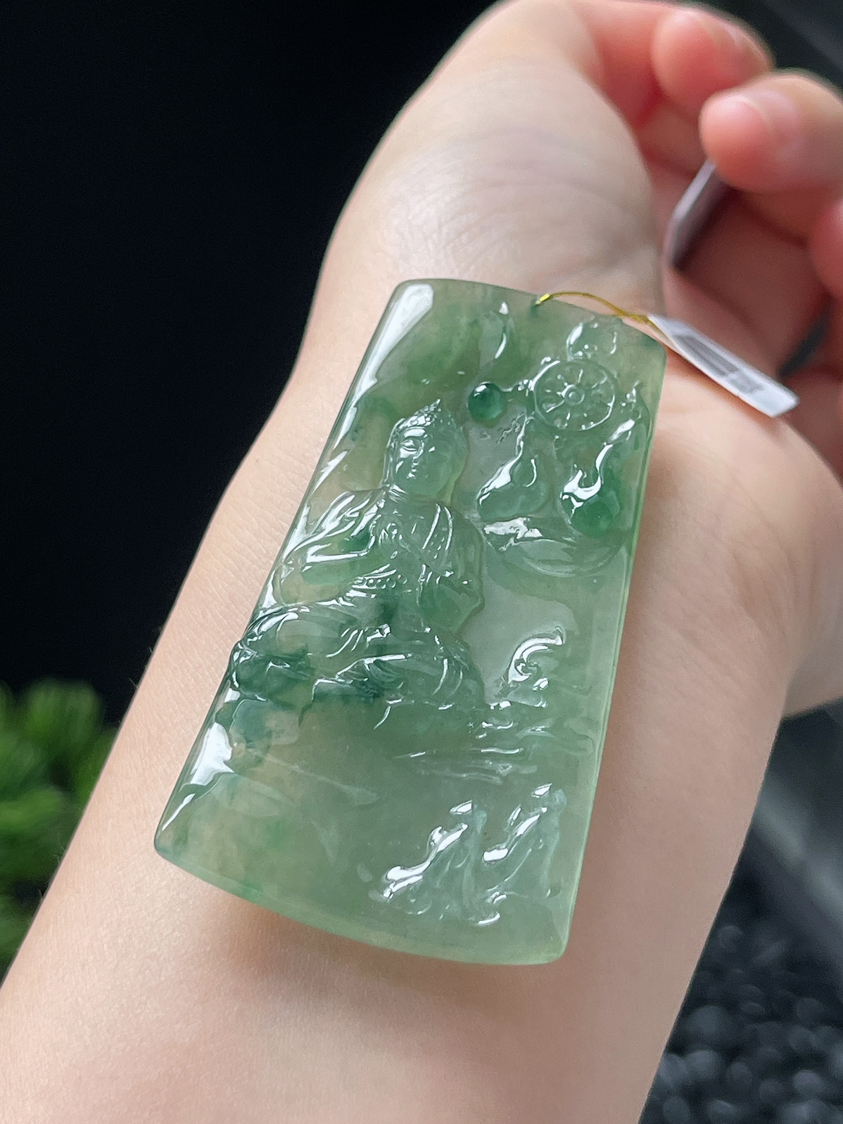 翡翠冰糯种飘绿吊坠