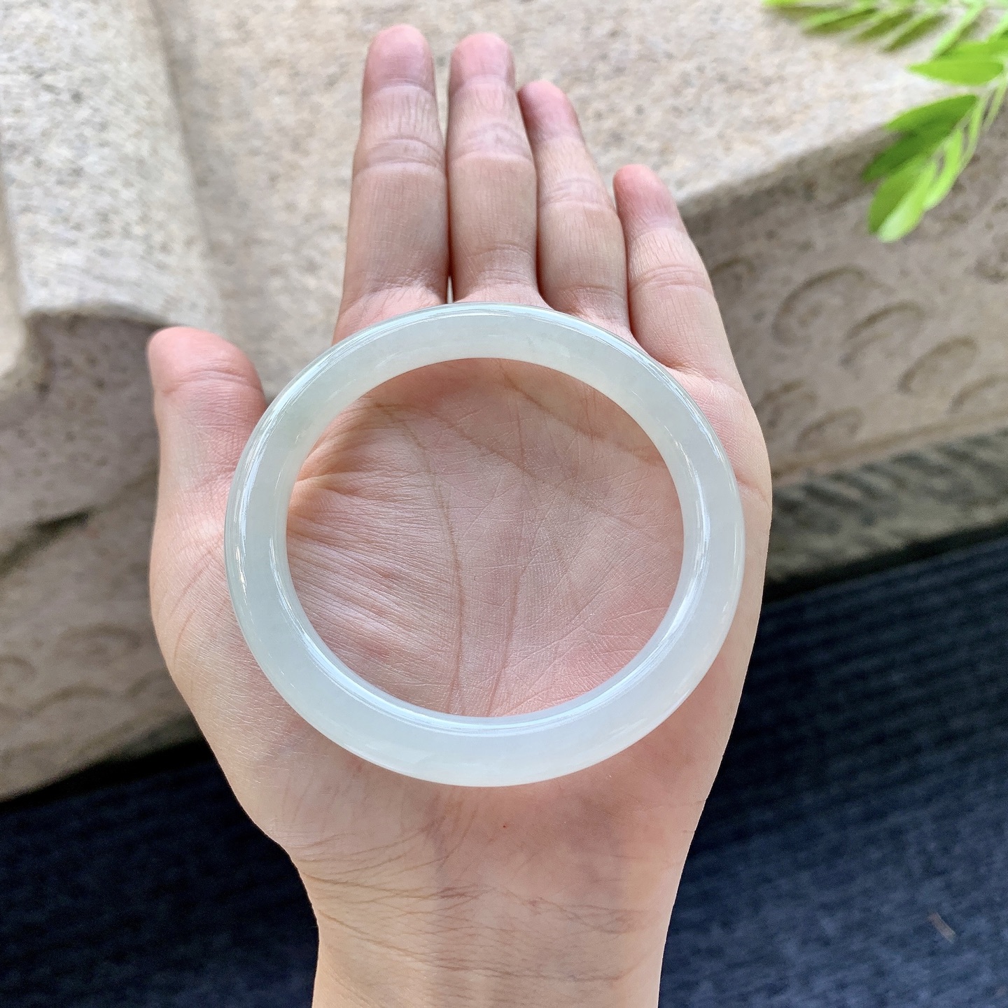 圆条53 54,圈口54.3/8.2/8,编码AD083013,描述糯冰底色，水润，种老，细腻，打灯