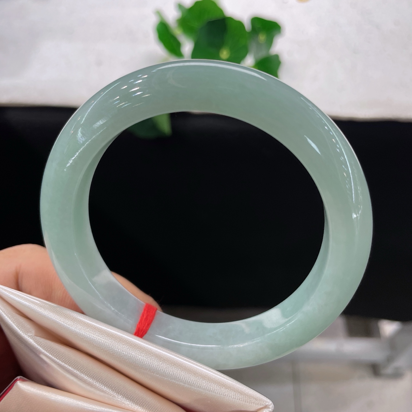 圈口60/12/10，晴底正圈，59/60可戴，仿若山涧凝泉，质地清润澄澈。底色柔和淡雅。无裂。
