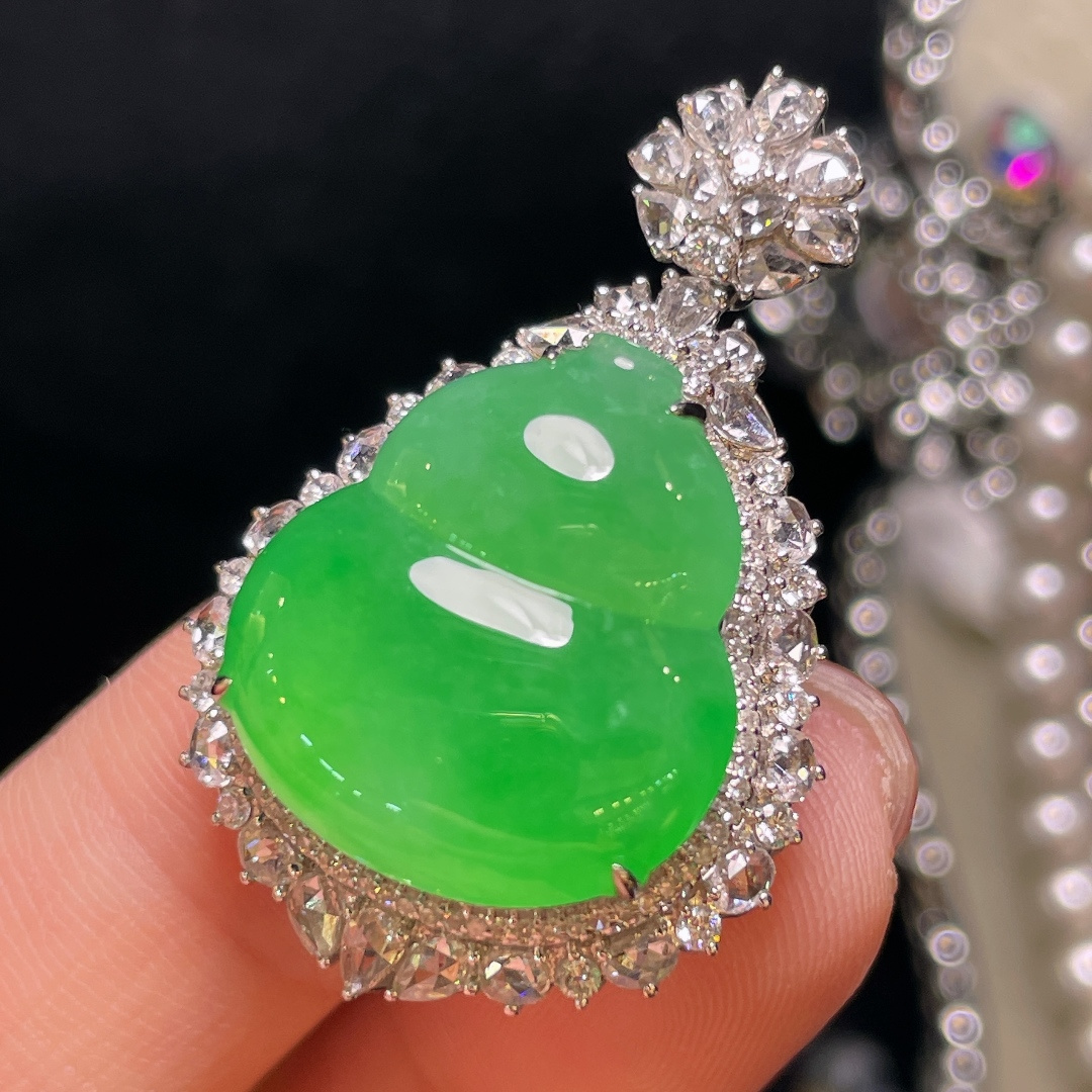 翡翠A货 葫芦吊坠，阳绿满色，料子冰润细腻，种老起光，18k金镶真钻，上身佩戴效果很好36-23.1-13.5裸石19.5-17.6-4.8