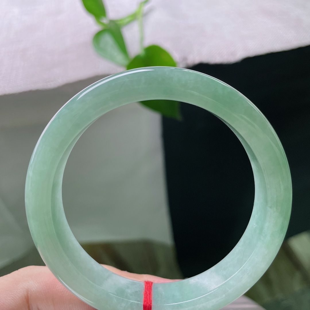 绿底正圈，无裂，简约素圈款式，干净素雅，褪去浮华，举手投足清爽舒适，尽显温柔温婉的气质。ss56401a