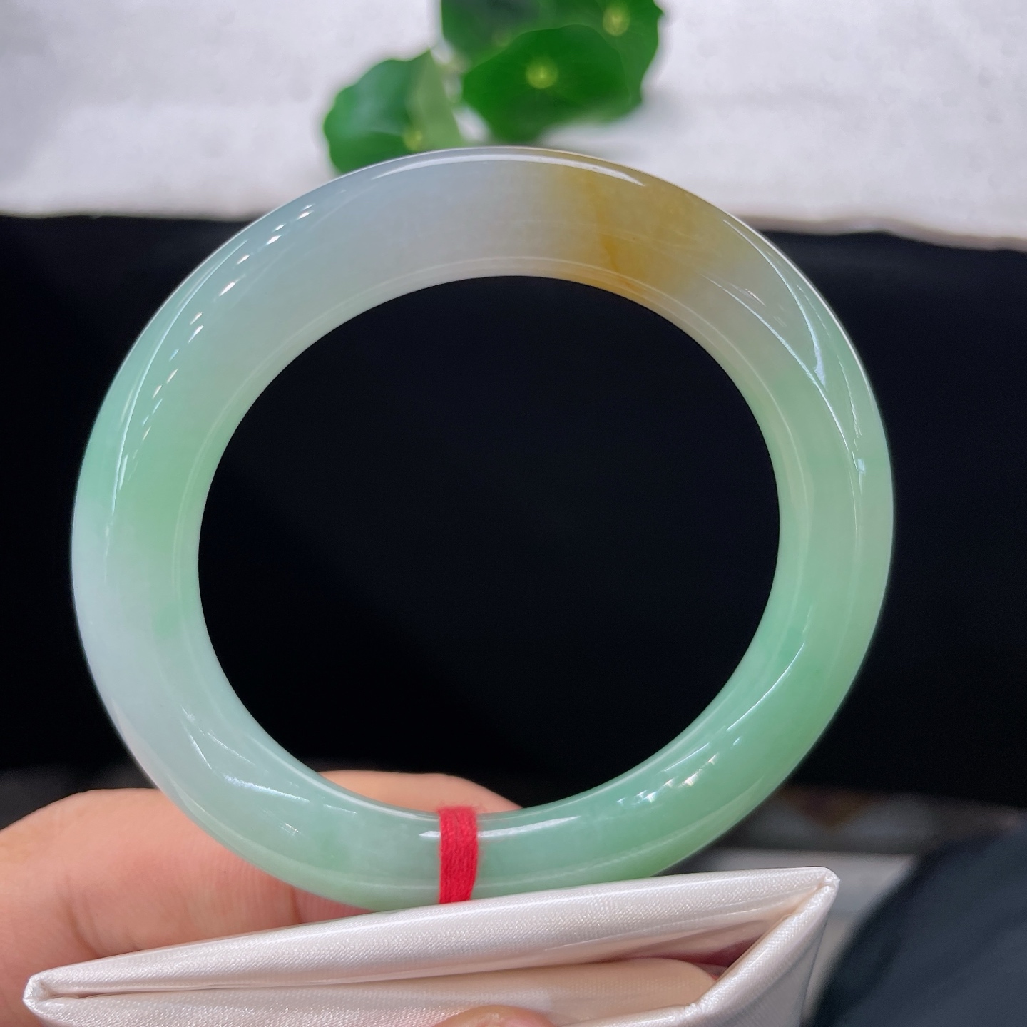 圈口54.2/10，黄加绿三彩圆条，证书55/56可戴，仿若锦色凝章，质地澄澈温润。一侧暖黄，一侧翠俏，白为底衬，三色错落相融。无裂。