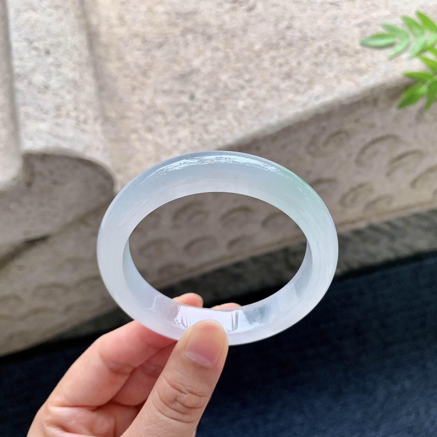 正圈53 54，圈口54.5/12.5/8.1，编码B2083120，冰糯飘绿，水润，种老，细腻，打灯有纹线。