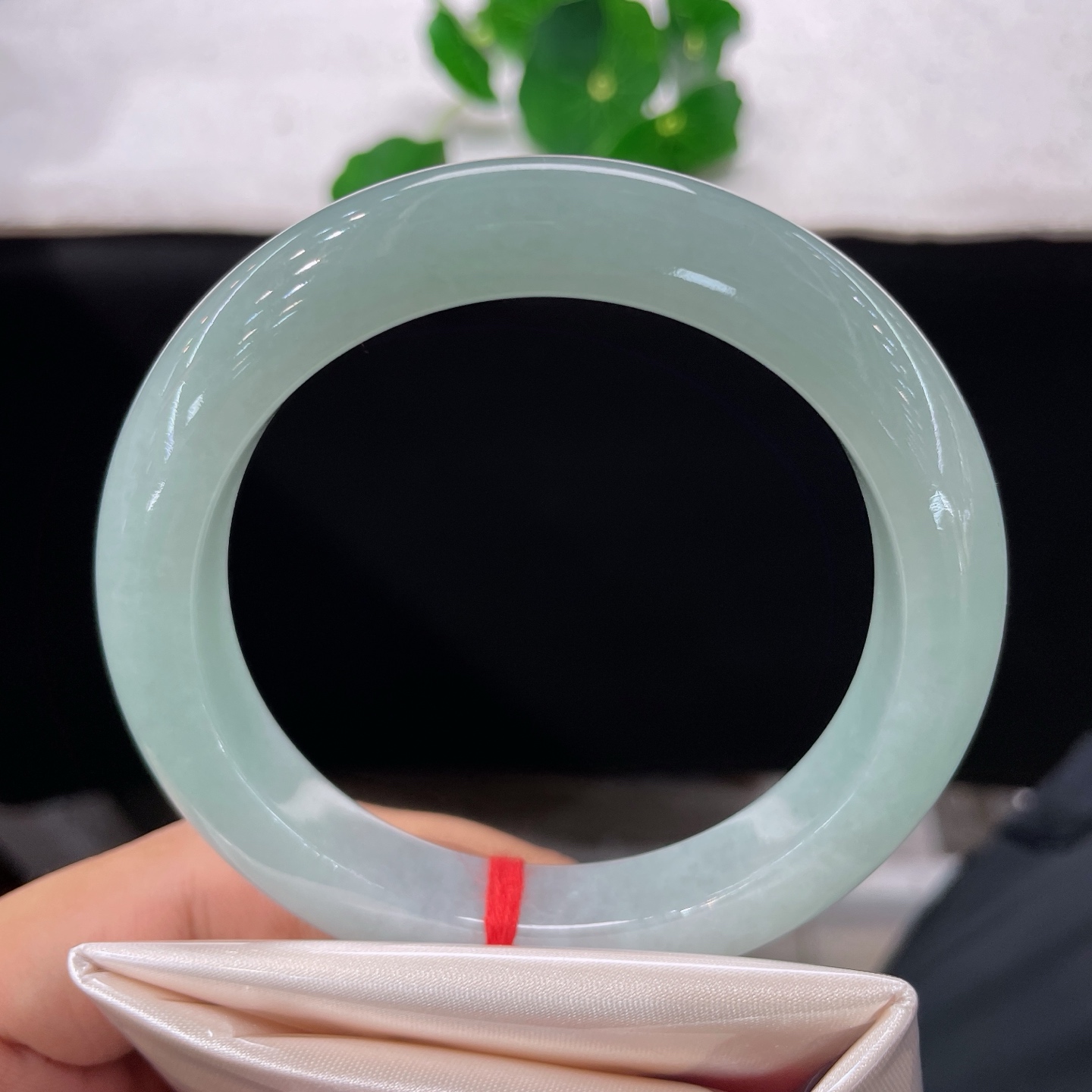圈口60/12/10，晴底正圈，59/60可戴，仿若山涧凝泉，质地清润澄澈。底色柔和淡雅。无裂。