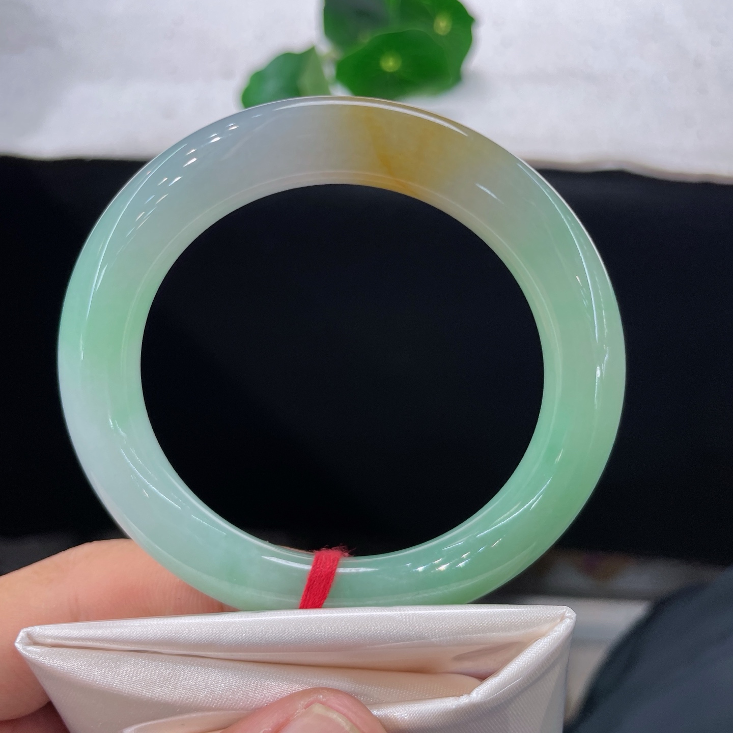 圈口54.2/10，黄加绿三彩圆条，证书55/56可戴，仿若锦色凝章，质地澄澈温润。一侧暖黄，一侧翠俏，白为底衬，三色错落相融。无裂。