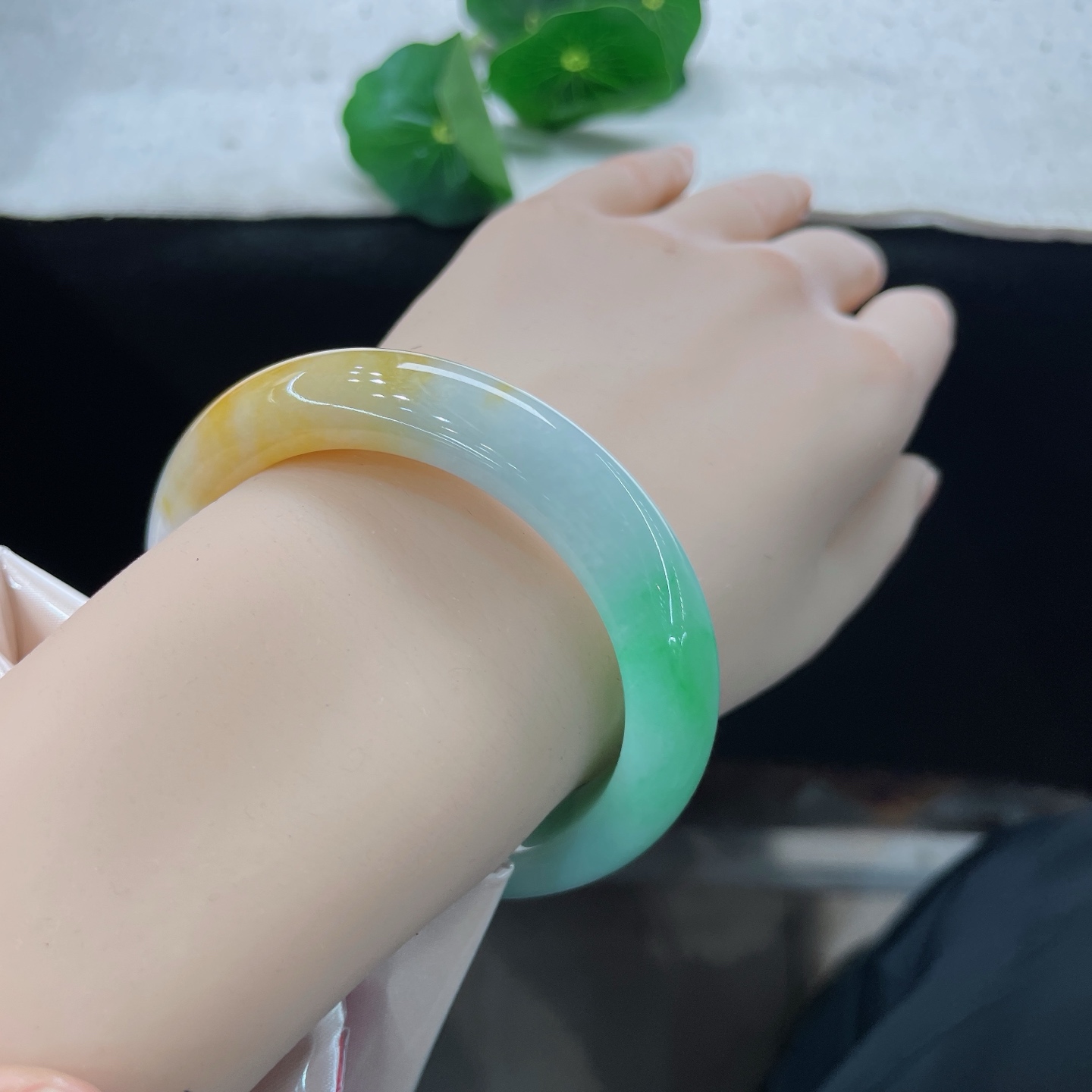 【翡翠手镯】圈口54.7/11.8/9.5，黄加绿正圈，54/55可戴，仿若三色成诗，色彩层次灵动鲜活，质地细腻。无裂。