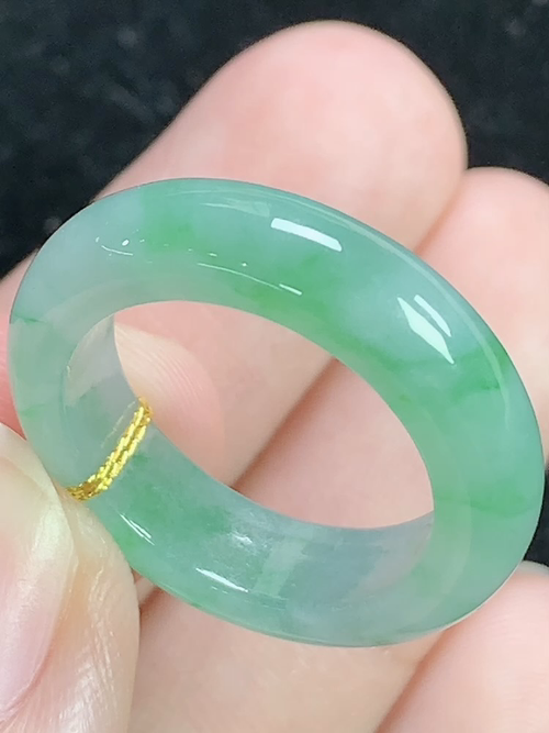 飘绿指环，无裂，内径尺寸16.3-5.4-3.6mm，12号手寸，D30lyg