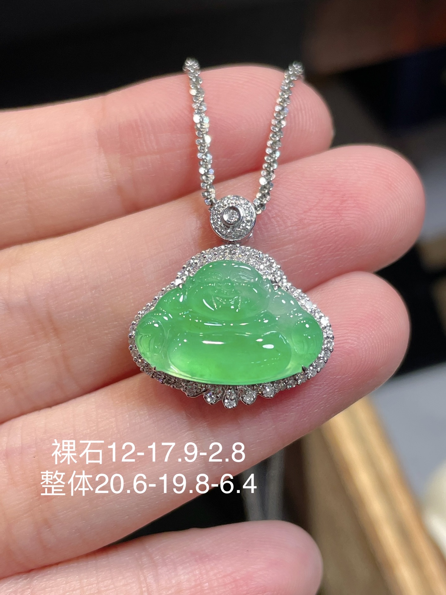 满阳绿佛公吊坠，色阳艳丽。吊坠整体大气，开脸喜庆饱满圆润，种水，佛形厚装大气，18k金豪华镶嵌，12