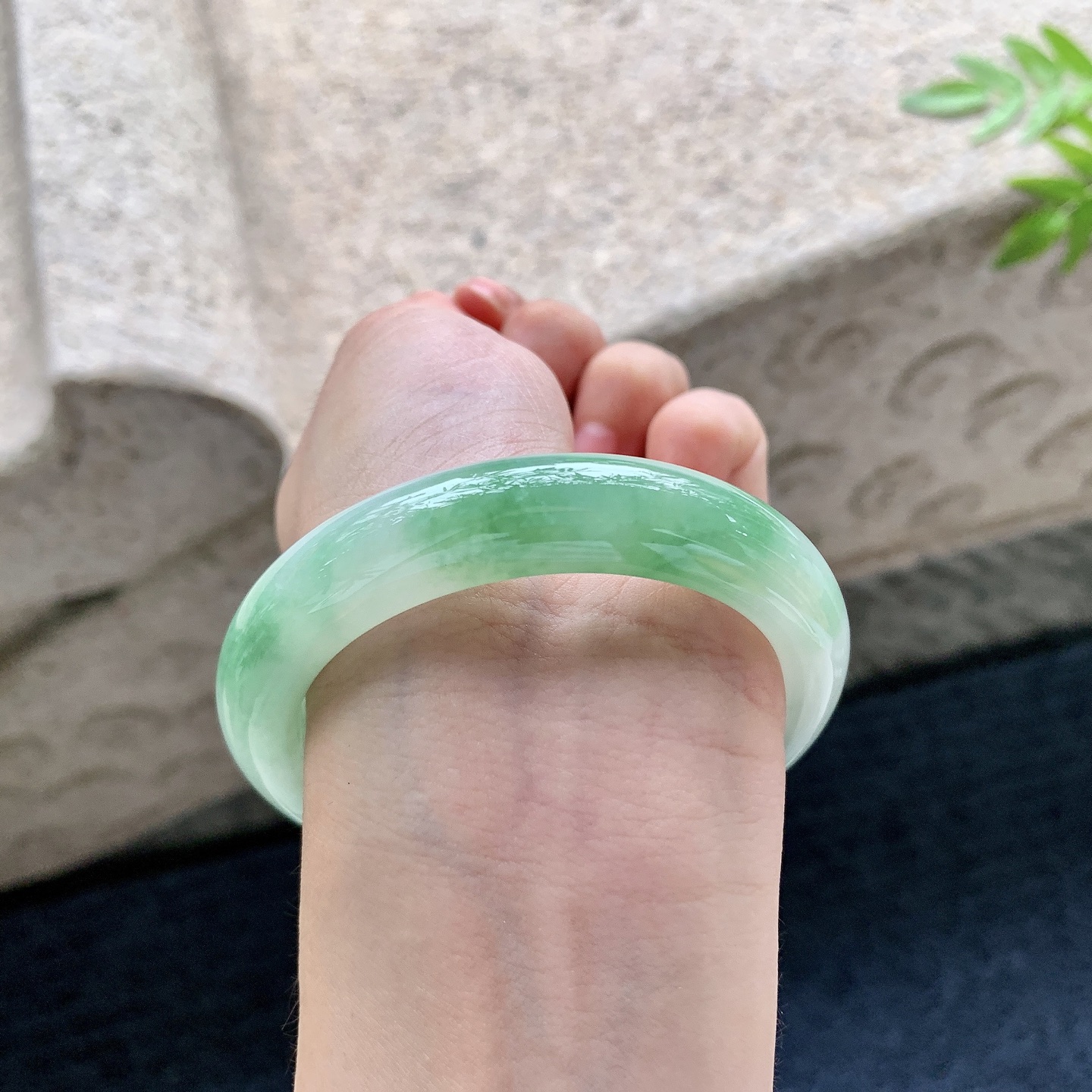 正圈54 55，圈口55/11.8/9，编码WW083119，描述细糯飘绿，水润，种老，细腻，打灯有絮线