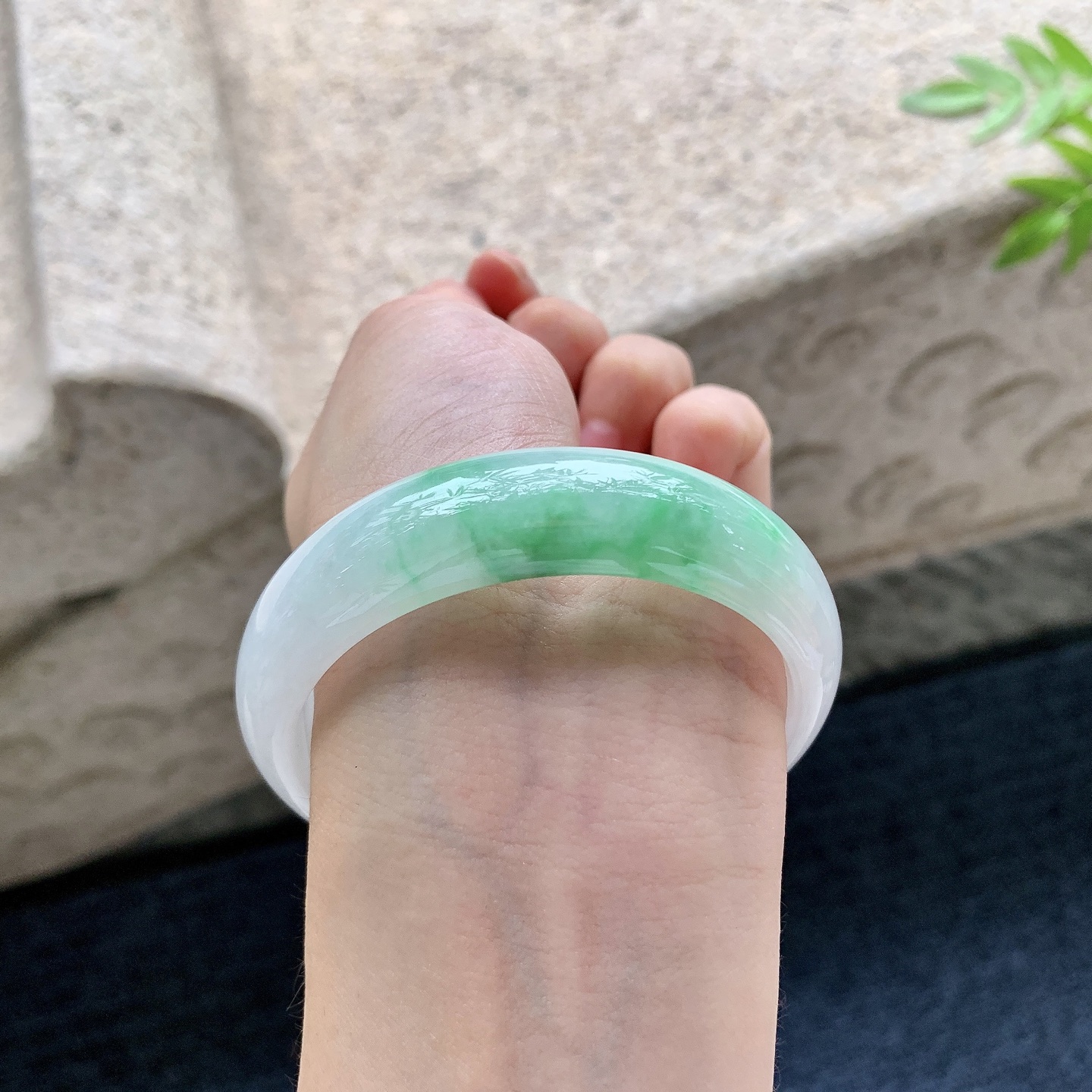 正圈54 55，飘绿，宽版，水润，种老，细腻，打灯有棉线