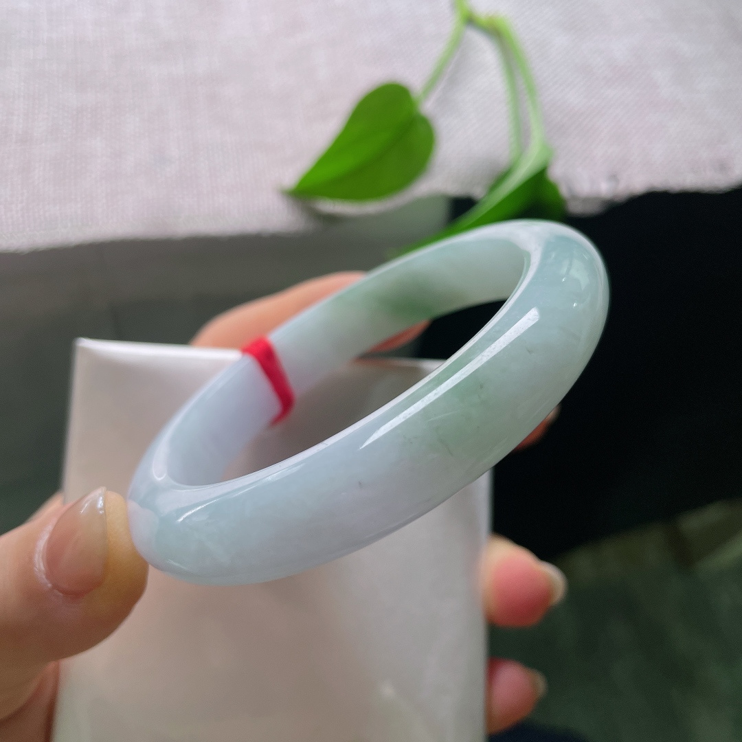 绿底正圈，内纹，翠色随性晕染，浓淡相宜，不扎堆不艳俗，像春风拂过泛起的一抹绿意。ss57816a