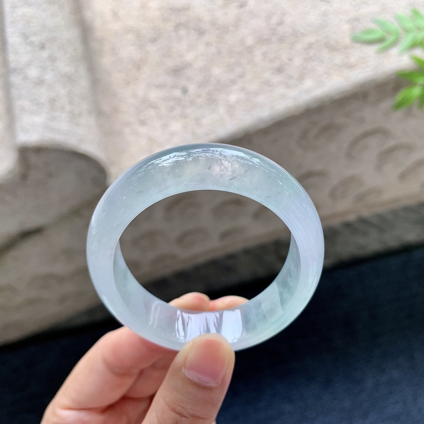 贵妃51 52，圈口52.5/44.3/13/7，编码N2083114，描述冰糯飘绿，水润，种老，细腻，打灯有絮线