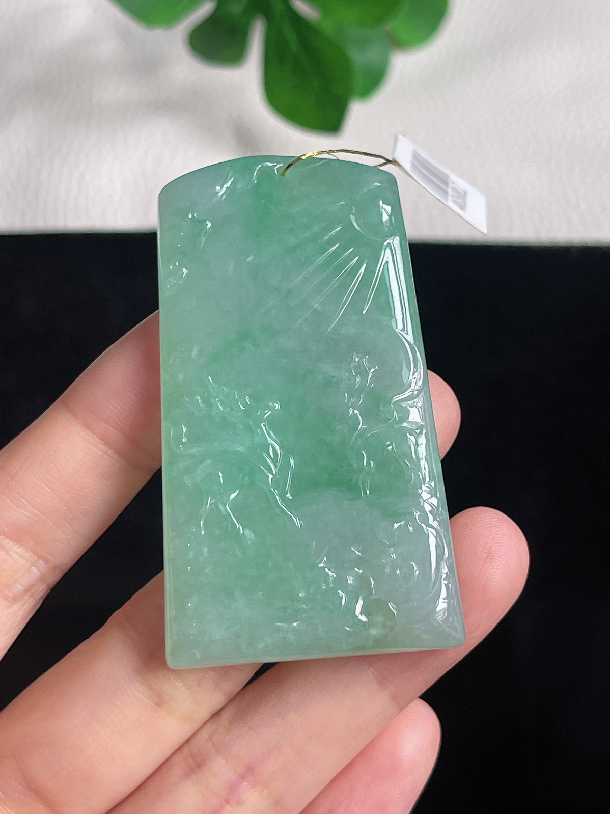 翡翠冰糯种飘绿绿色山水牌
