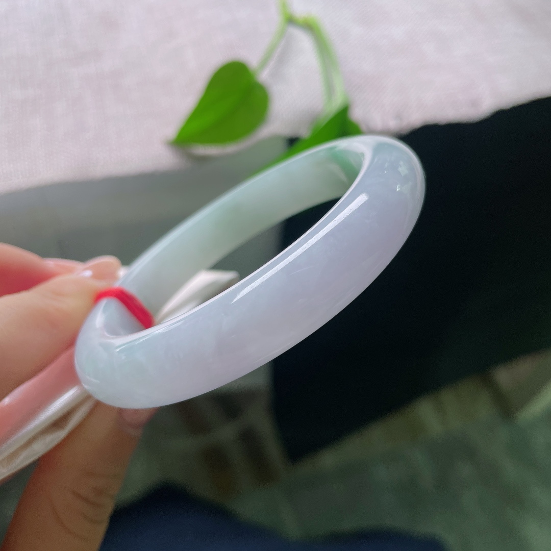 绿底正圈，内纹，翠色随性晕染，浓淡相宜，不扎堆不艳俗，像春风拂过泛起的一抹绿意。ss57816a