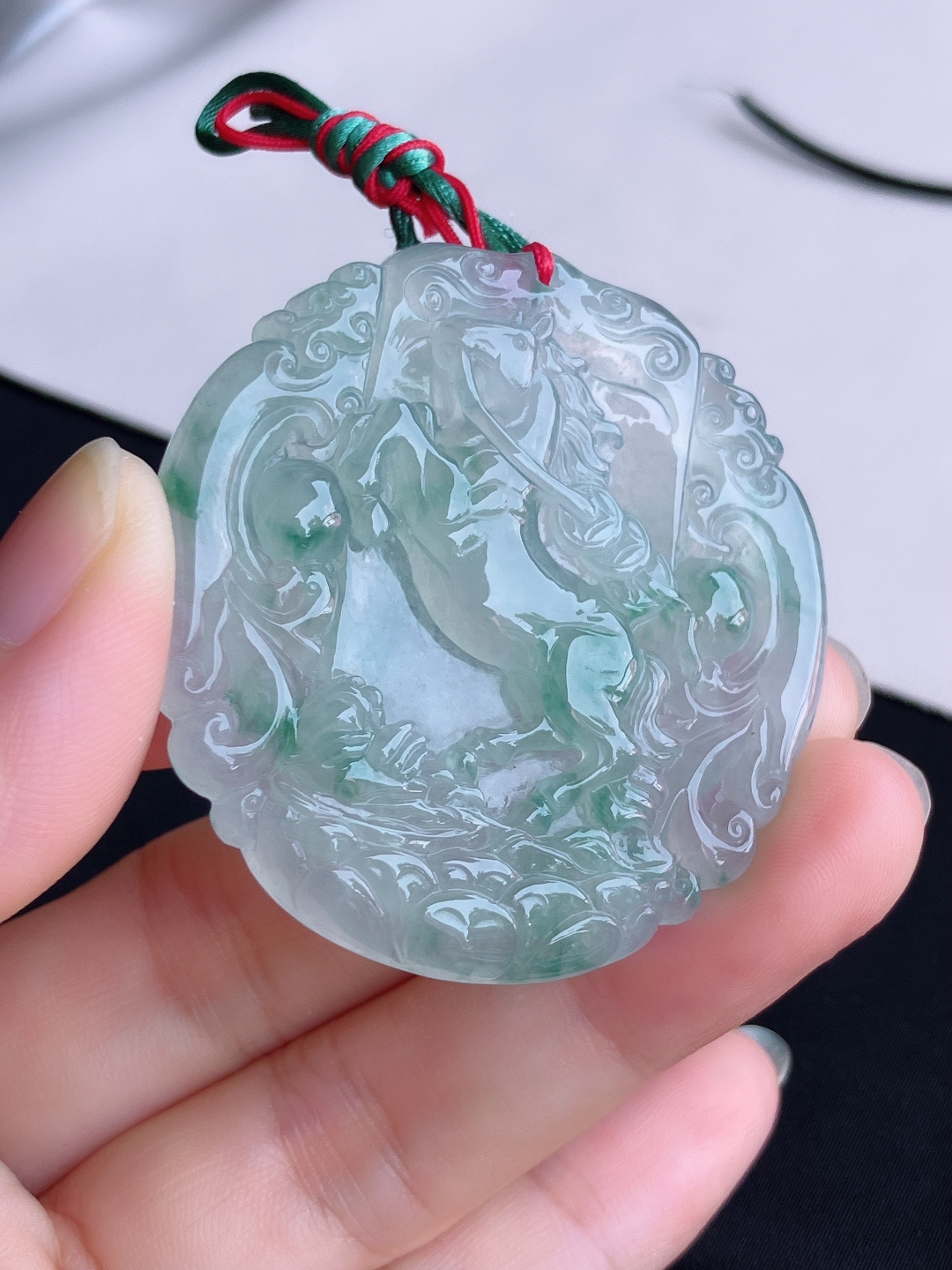 冰飘花生肖马牌，晶莹剔透，花色清爽，尺寸50.5/48.5/6.5/自然光实拍