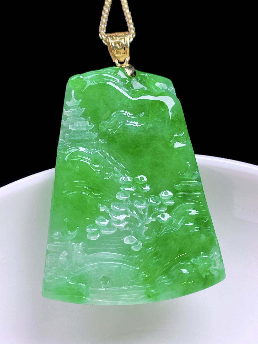 冰阳绿山水牌,色泽浓郁，种老水润，18k金镶嵌,整体：47.8,裸石：40/30.8/6.2