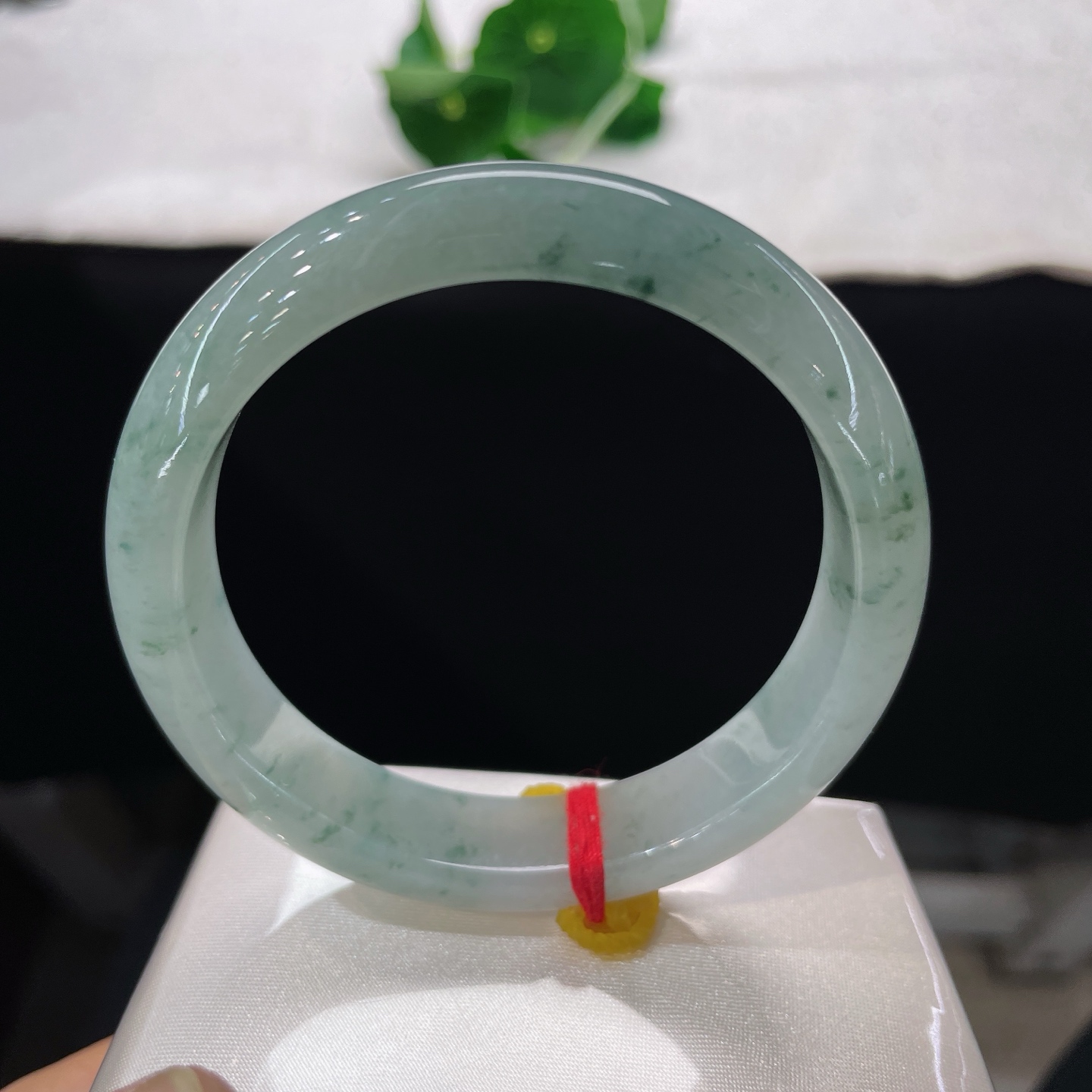 圈口55.6/12.8/7.8，飘花正圈，55/56可戴，仿若清风渡川，质地澄澈温润。浅青玉底清透柔和，飘花如墨丝。无裂。