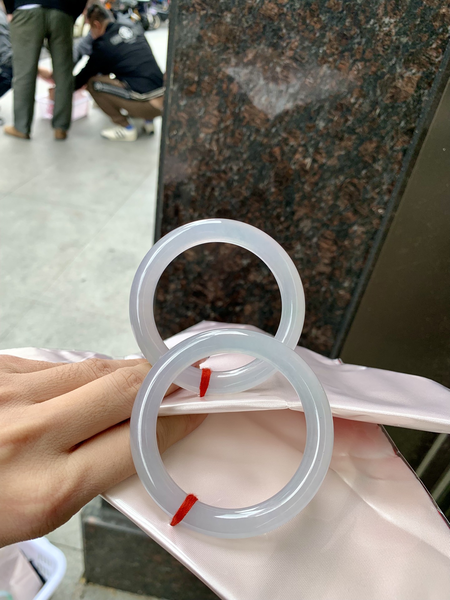 冰粉圆条,52.2-9-8.6,1023-X858-1,无裂，底妆冰润细腻，淡淡梦幻粉色调，让浪漫有了具象化，酥粉盈韧，温柔美人