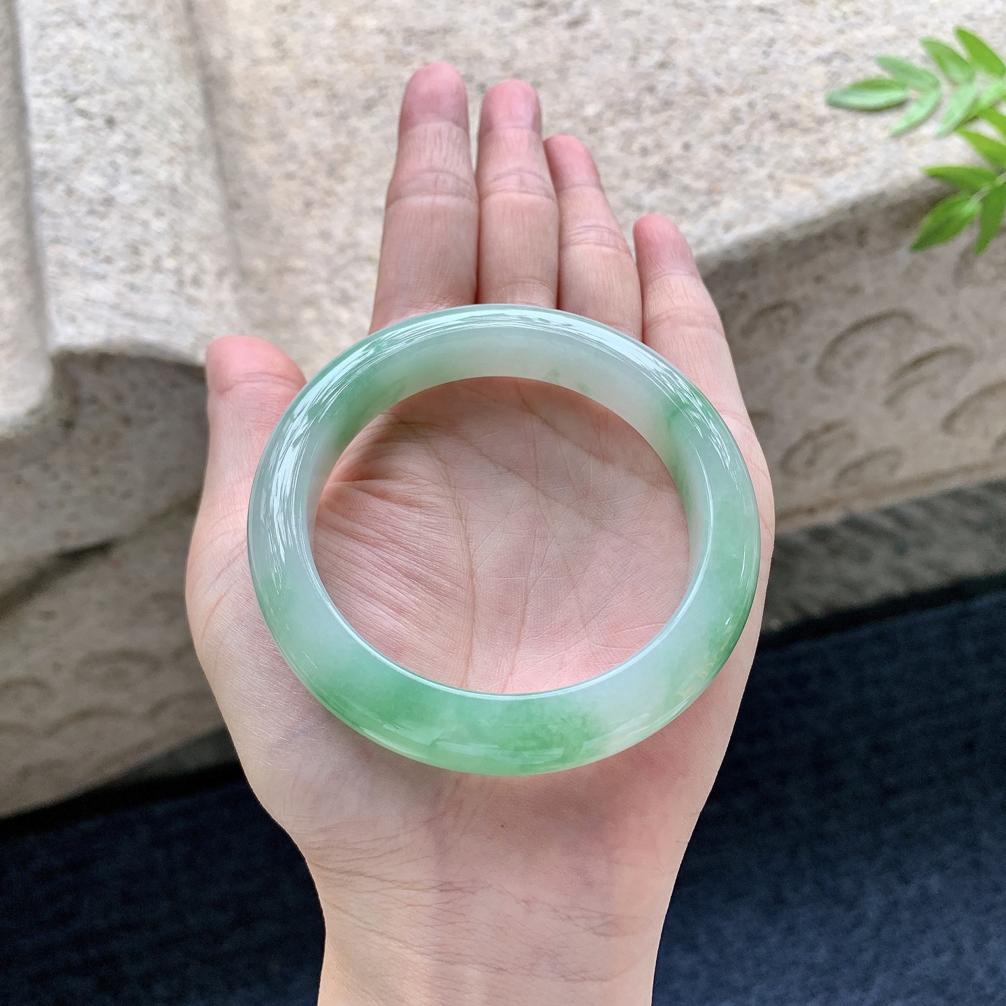 正圈54 55，圈口55/11.8/9，编码WW083119，描述细糯飘绿，水润，种老，细腻，打灯有絮线