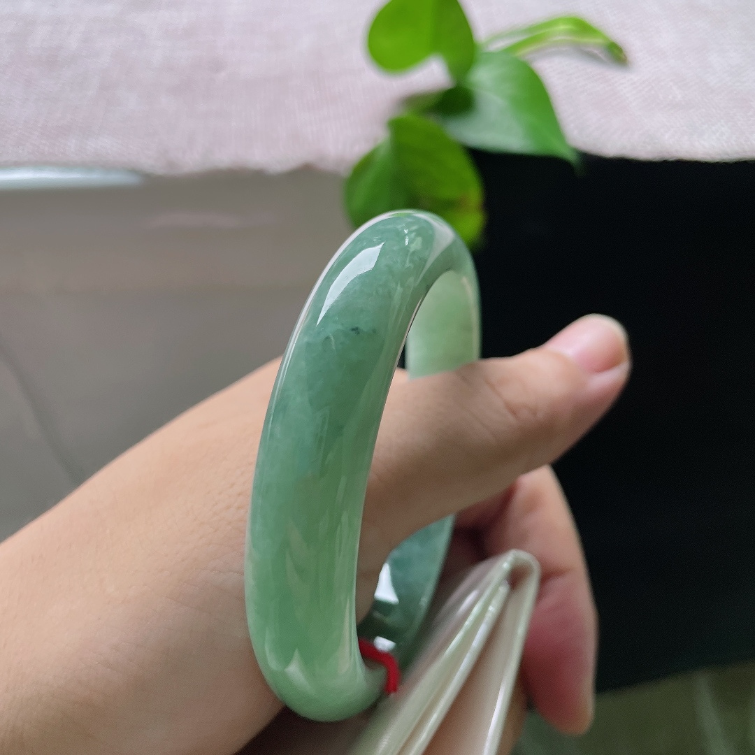 绿底正圈，晶体感，一镯晴水含翠色，清风入玉沁人心脾。ss55752a。