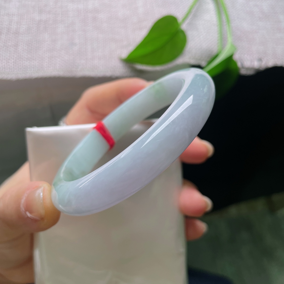 绿底正圈，内纹，翠色随性晕染，浓淡相宜，不扎堆不艳俗，像春风拂过泛起的一抹绿意。ss57816a