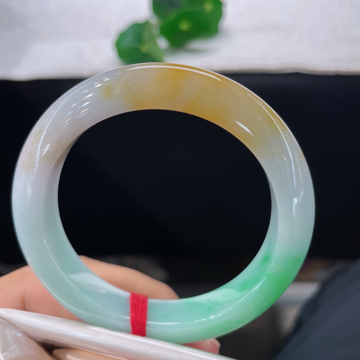 【翡翠手镯】圈口54.7/11.8/9.5，黄加绿正圈，54/55可戴，仿若三色成诗，色彩层次灵动鲜活，质地细腻。无裂。