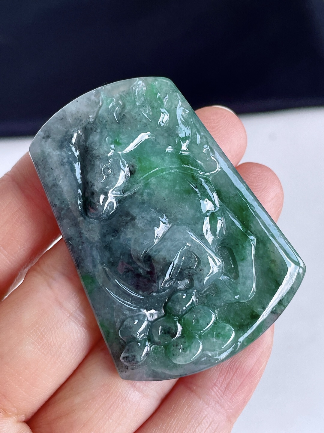 冰乌鸡生肖马飘绿花生肖马牌吊坠,说明,缅料,无裂,性比高,飘花,尺寸53.7-38.8-7,重量27.3克