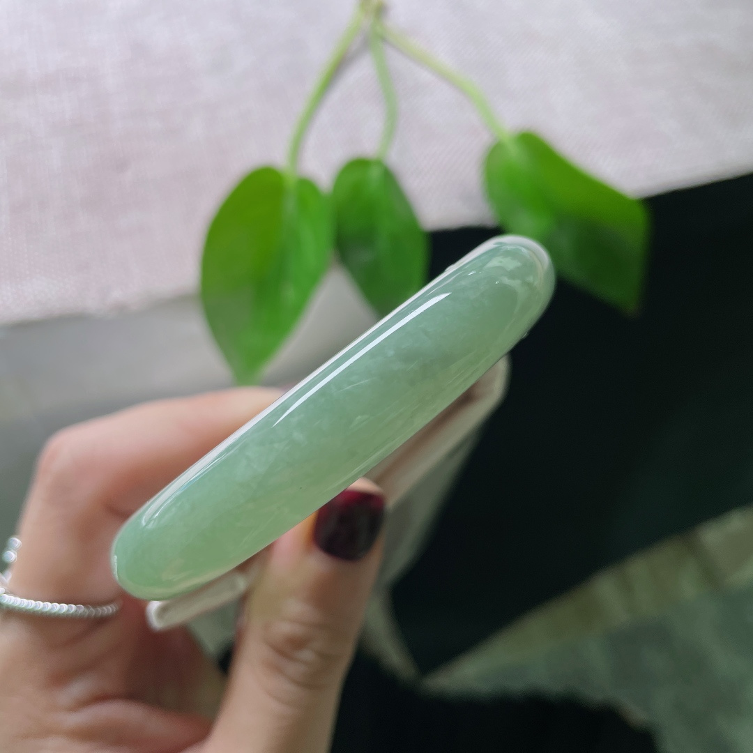绿底正圈，质地温润，叶蕴清香，底含春意。一点皮纹，ss55131a