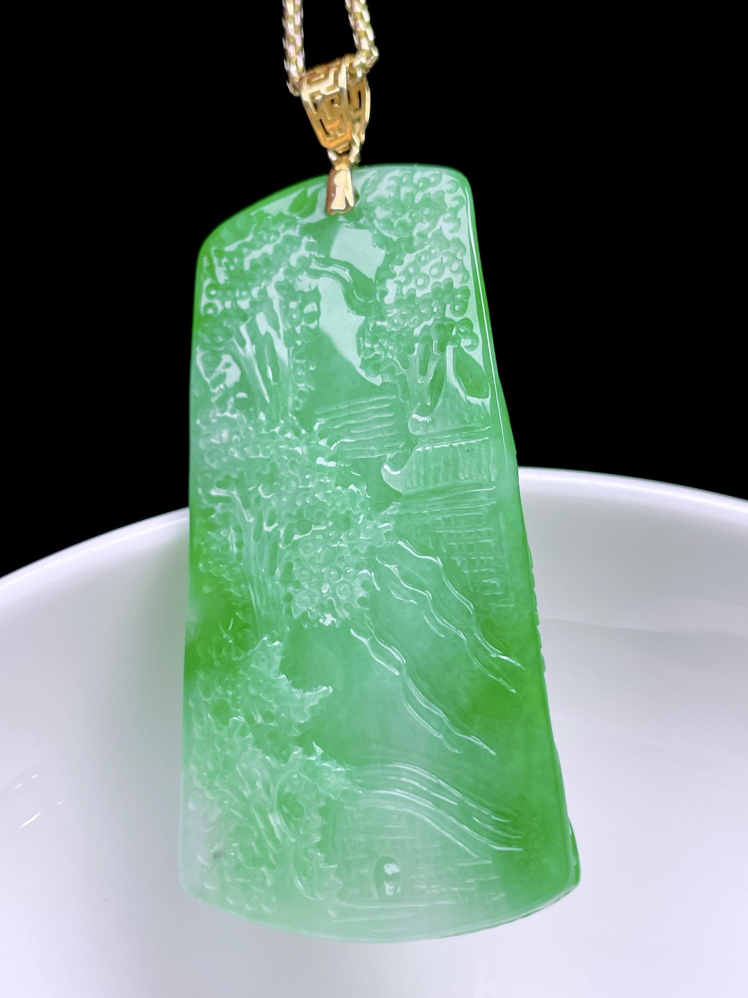 冰阳绿山水牌,色泽浓郁，种老水润，18k金镶嵌,整体：52.6,裸石：45.6/23.3/11.4