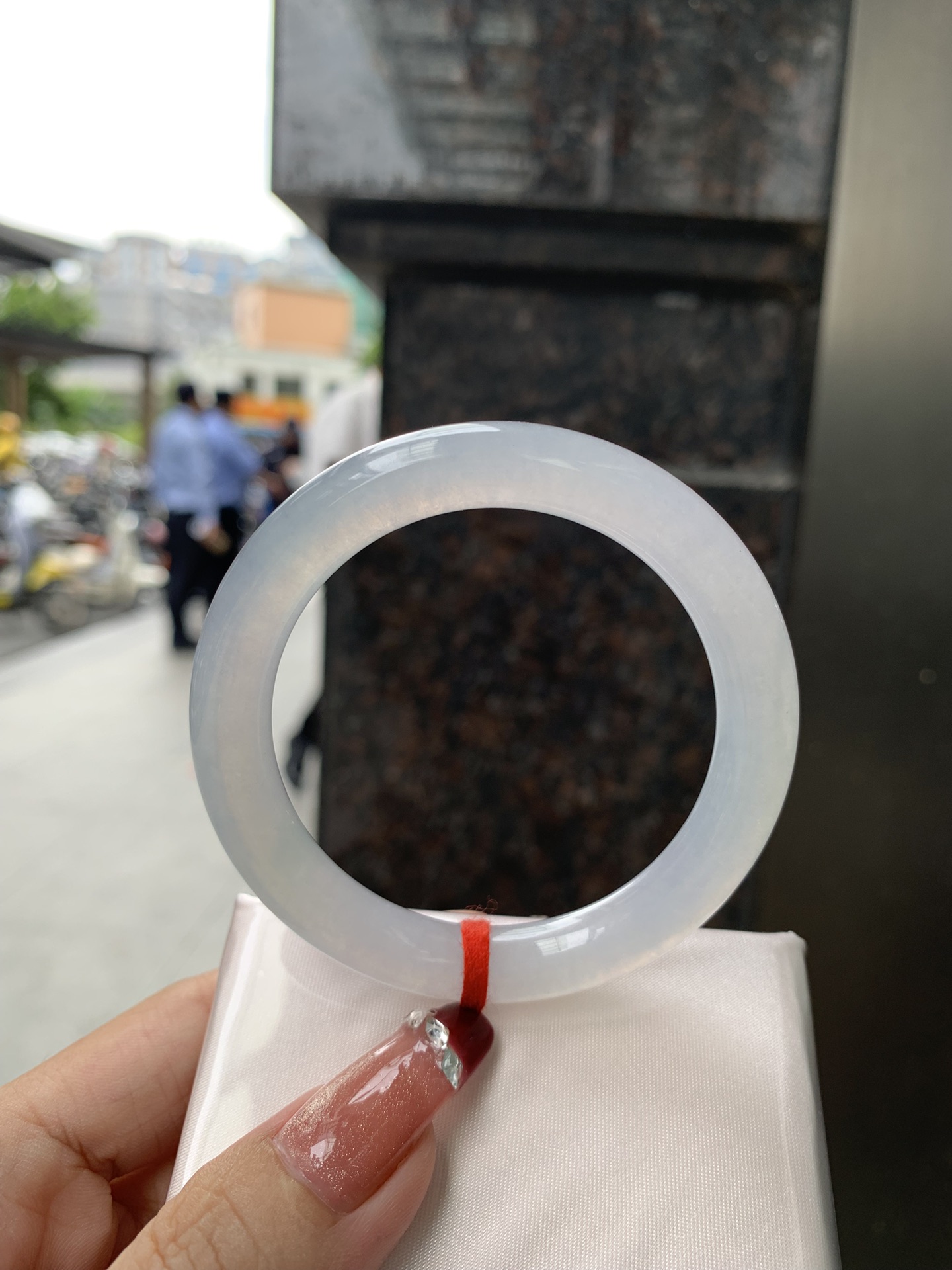 冰粉圆条,52.2-9-8.6,1023-X858-1,无裂，底妆冰润细腻，淡淡梦幻粉色调，让浪漫有了具象化，酥粉盈韧，温柔美人