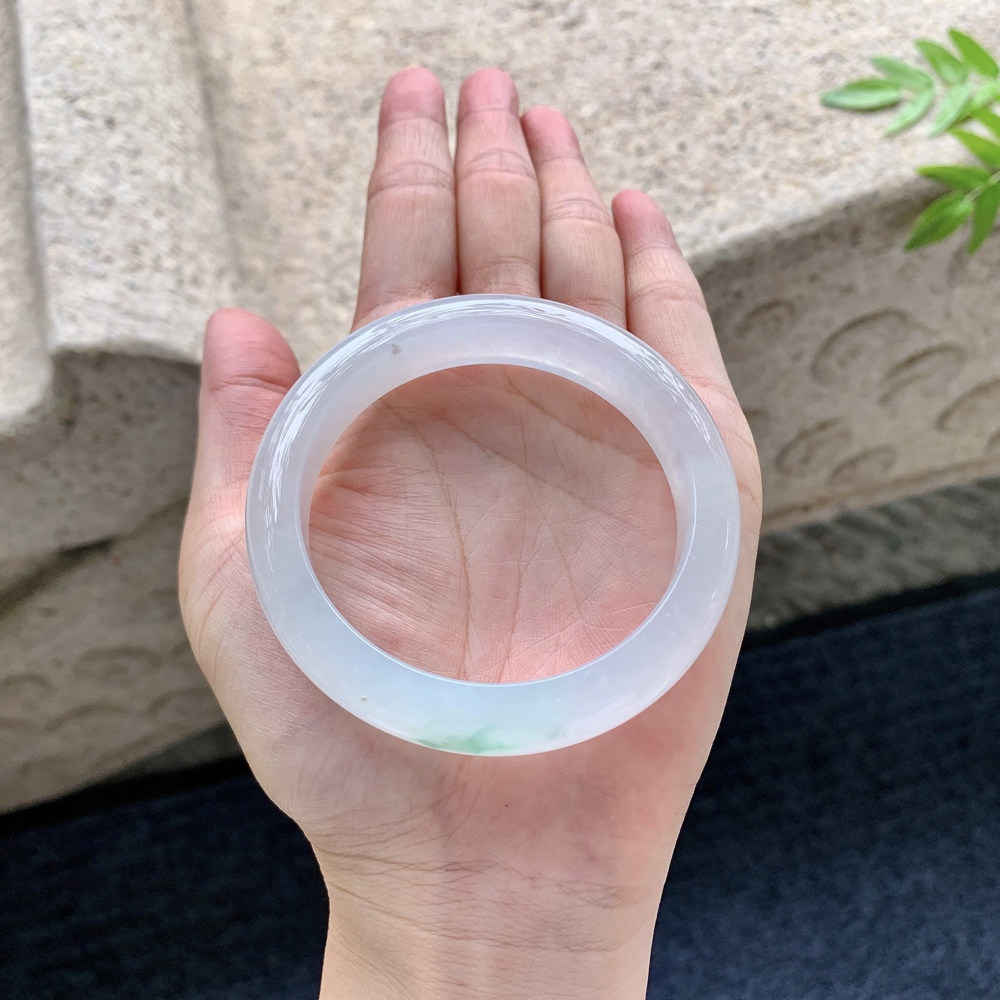 正圈53 54，圈口54.5/12.5/8.1，编码B2083120，冰糯飘绿，水润，种老，细腻，打