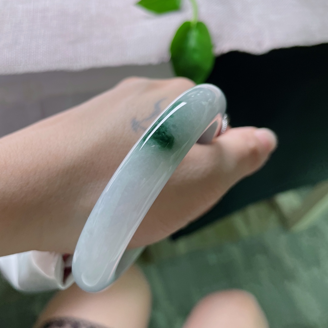 57.8/11.6/8.8飘花正圈，水润细腻，一抹蓝花，倾心沉稳，贵气，无裂，ss58173a