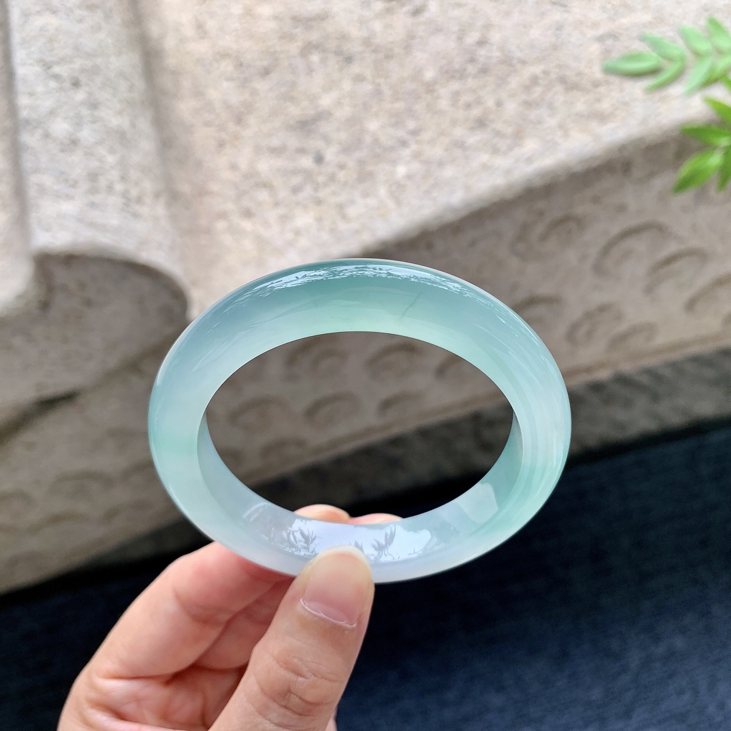 正圈53 54，圈口53.8/10.2/8.8，编码B2083165，描述冰天空蓝，清透，水润，种老，打灯有絮线