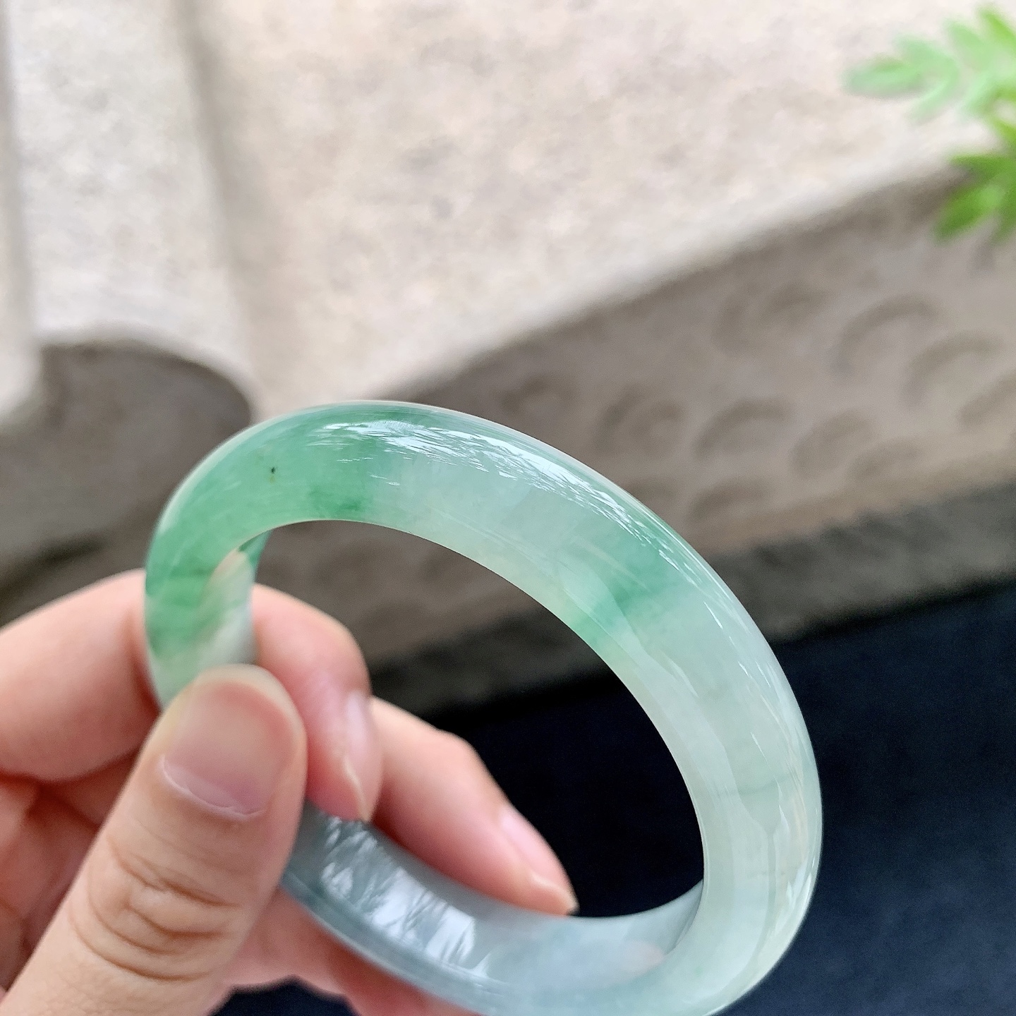 正圈51 52，圈口52.1/11.5/8，编码C5083101，糯冰飘绿，水润，种老，细腻，有纹线