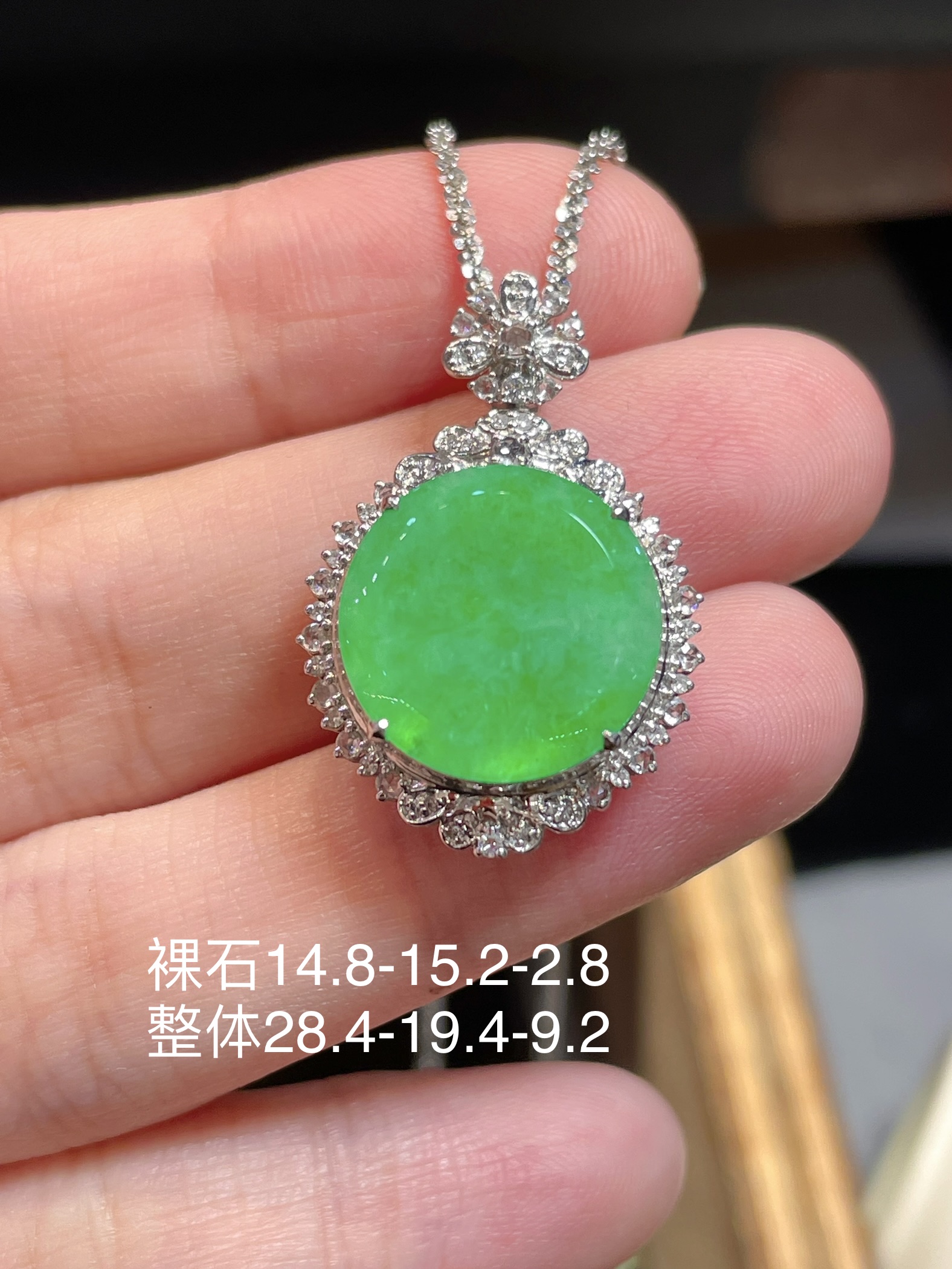 翡翠无事牌吊坠，性比高，冰种阳绿色，满绿，料子水润通透，种老起光。18k金镶嵌，佩戴效果精美好看，2