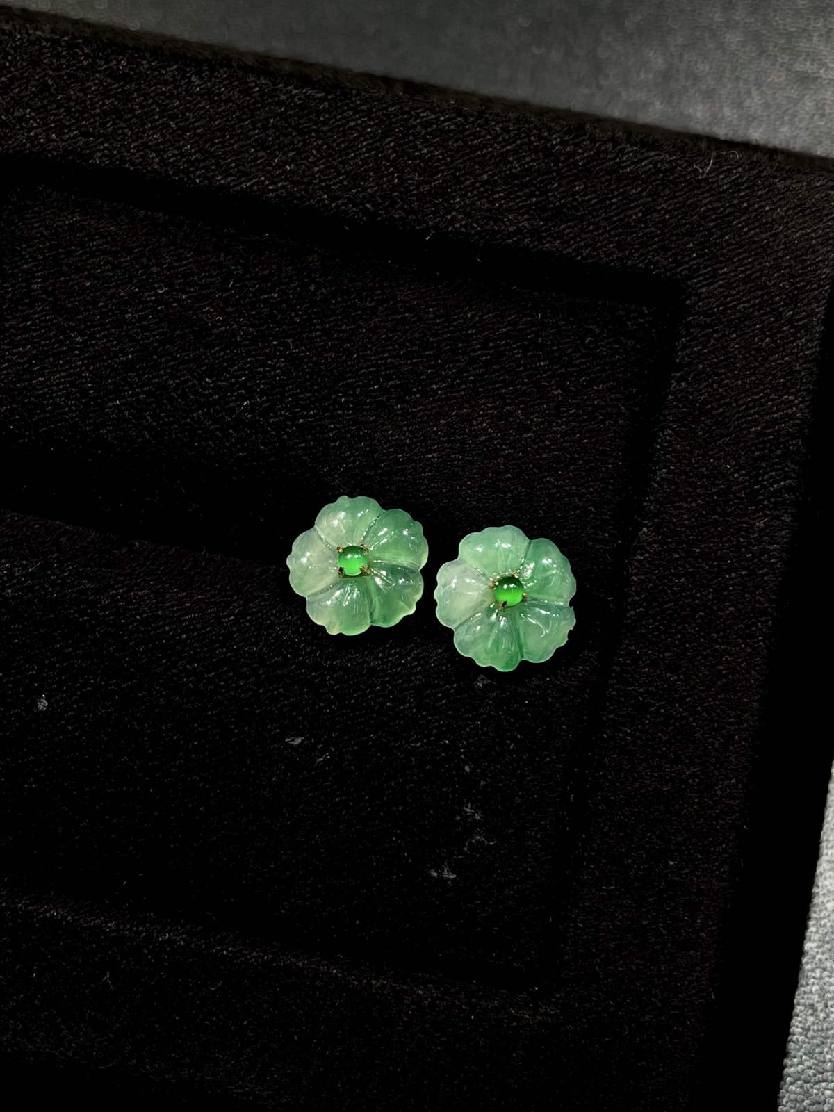 冰飘花花朵耳钉｜18K金
翠色飘花凝于玉，花开耳畔