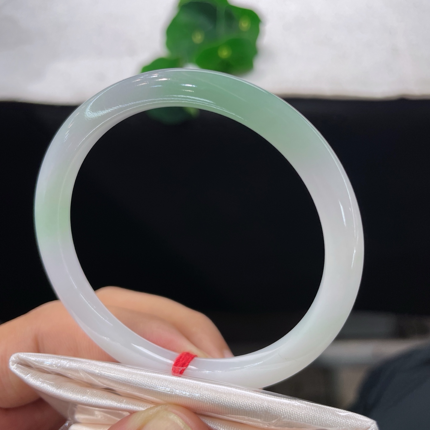 翡翠手镯 圈口54.2/5.3/6.7，白底飘绿叮铛手镯，清柔白糯底，晕开一抹浅浅翠意，细碎裂