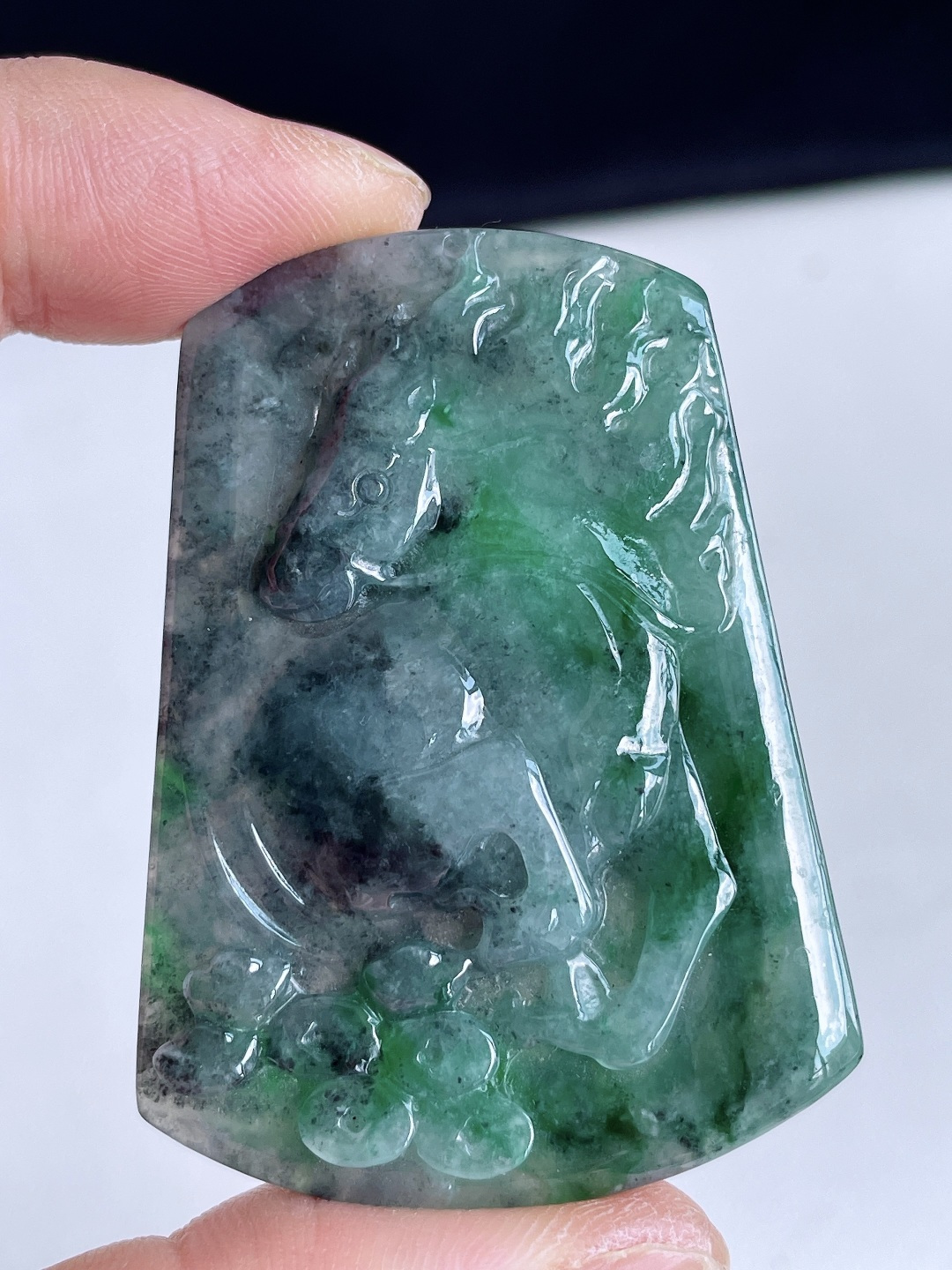 冰乌鸡生肖马飘绿花生肖马牌吊坠,说明,缅料,无裂,性比高,飘花,尺寸53.7-38.8-7,重量27.3克