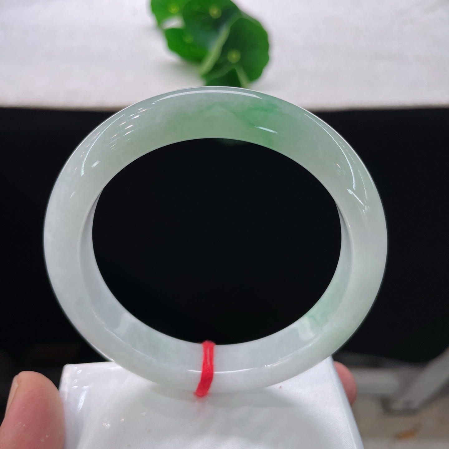 翡翠手镯 圈口59.6/12.2/8.8，白底青正圈，59/60可戴，半段翠韵轻浮玉面，仿若薄雾绕林。质地澄澈。无裂。