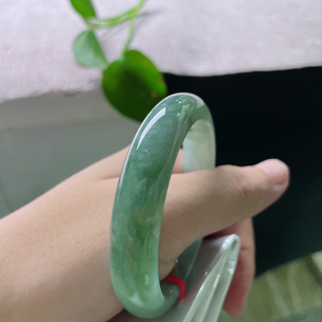 飘花正圈，有裂，细腻水润，深浅绿意错落交融，如水墨漫入清潭，上手沉静大方，ss56513a